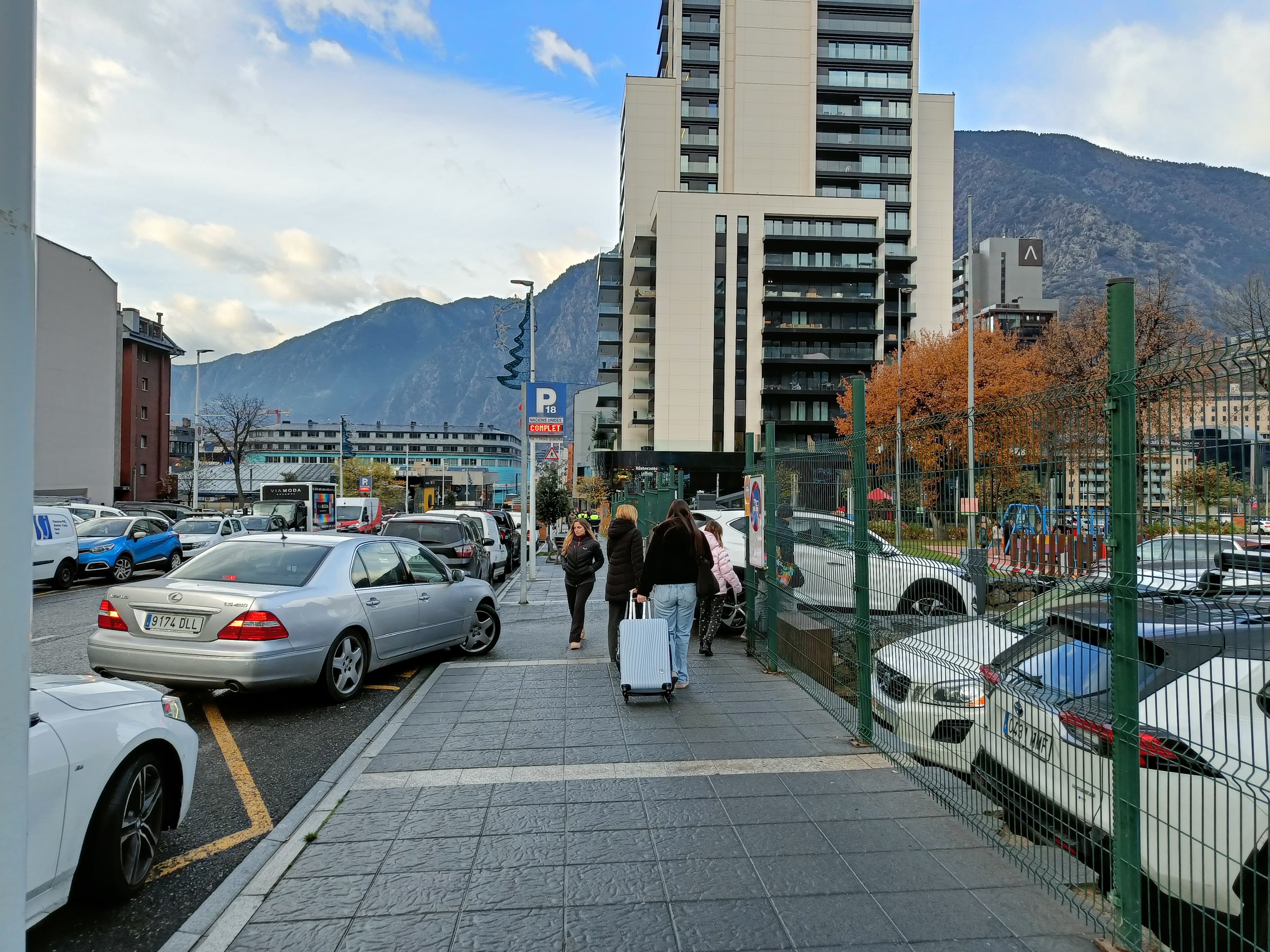 Aparcament de Nacions Unides, a Escaldes, amb el rètol de complet. Aparcament de Nacions Unides, a Escaldes, amb el rètol de complet.