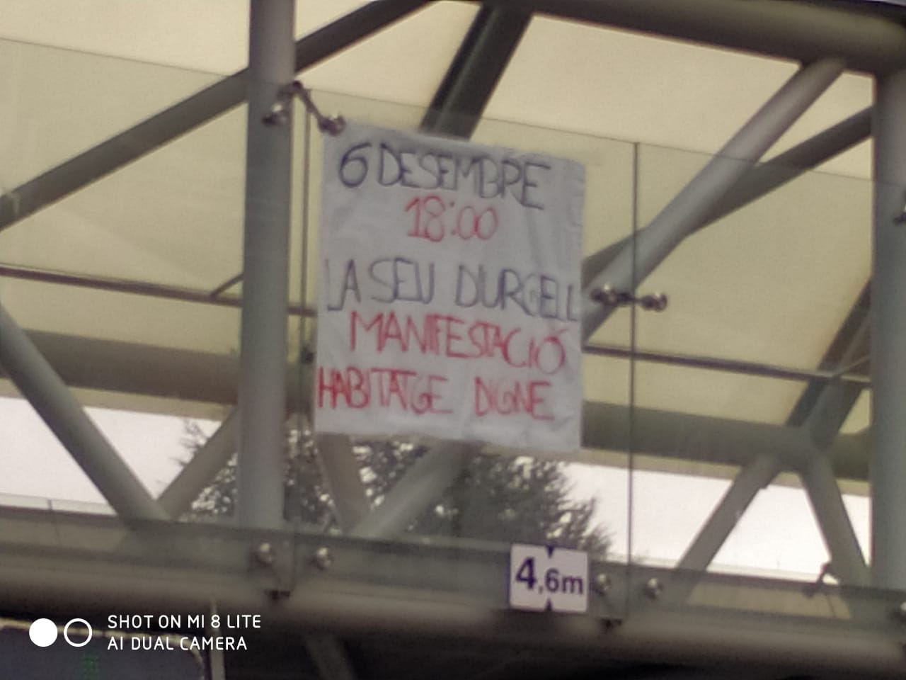 Un cartell col·locat a la passaerel·la de l'Estadi Comunal anunciant la manifestació d'aquesta tarda a la Seu d'Urgell. Un cartell col·locat a la passaerel·la de l'Estadi Comunal anunciant la manifestació d'aquesta tarda a la Seu d'Urgell.