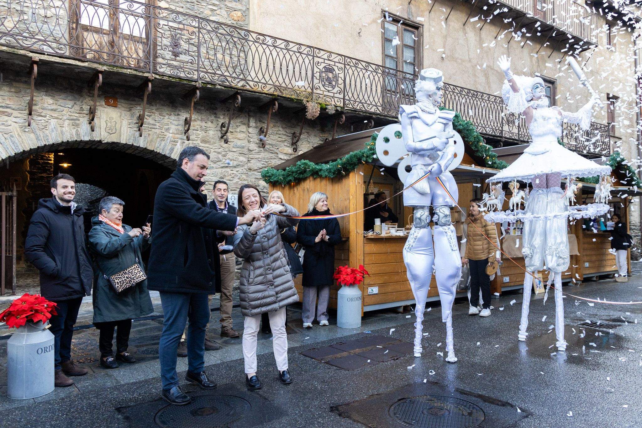 Els cònsols d'Ordino, Maria del Mar Coma i Eduard Betriu, inaugurant la fira de Nadal.