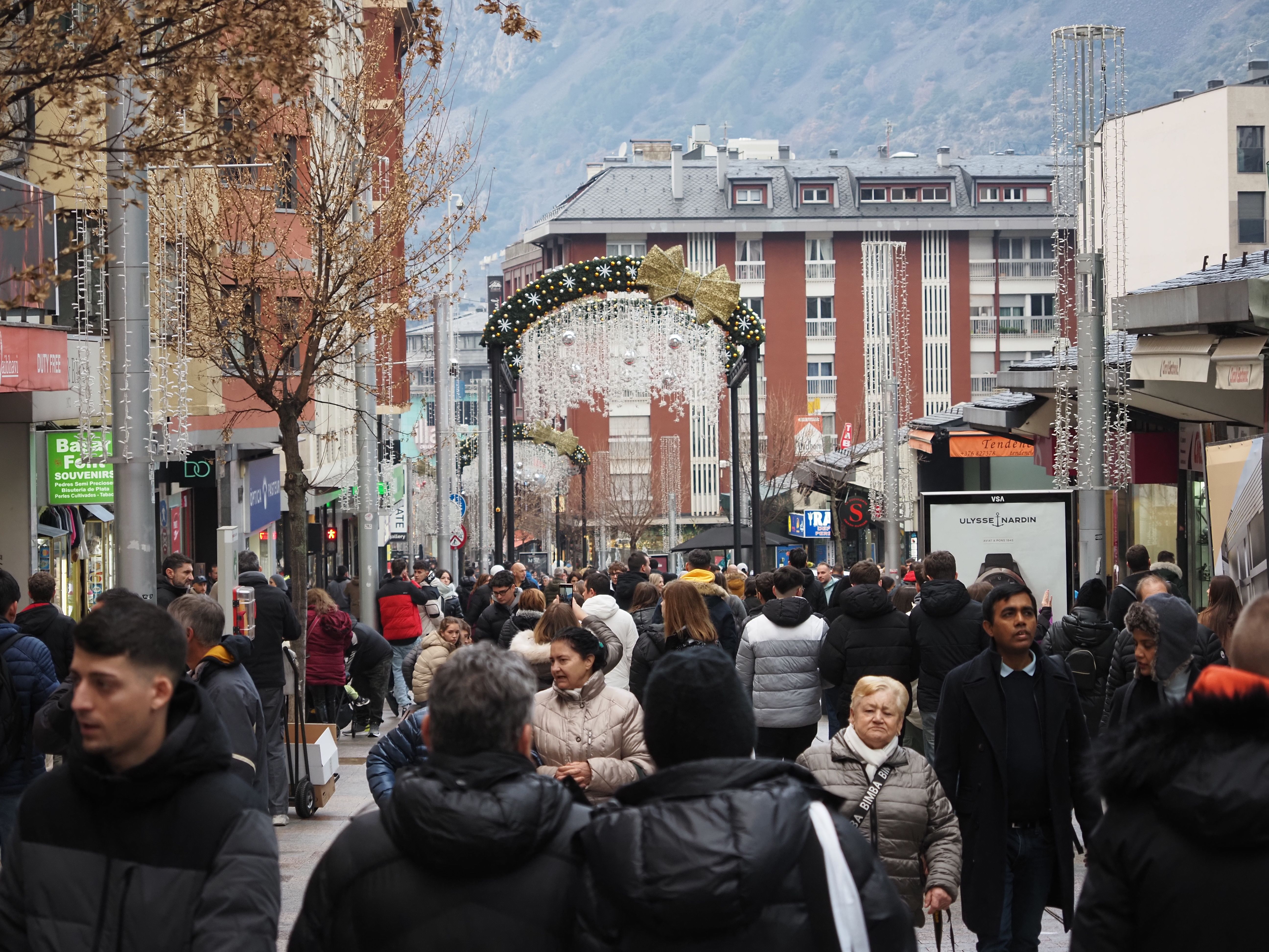 Turistes a l'avinguda Carlemany el primer dia del cap de setmana de la Puríssima.