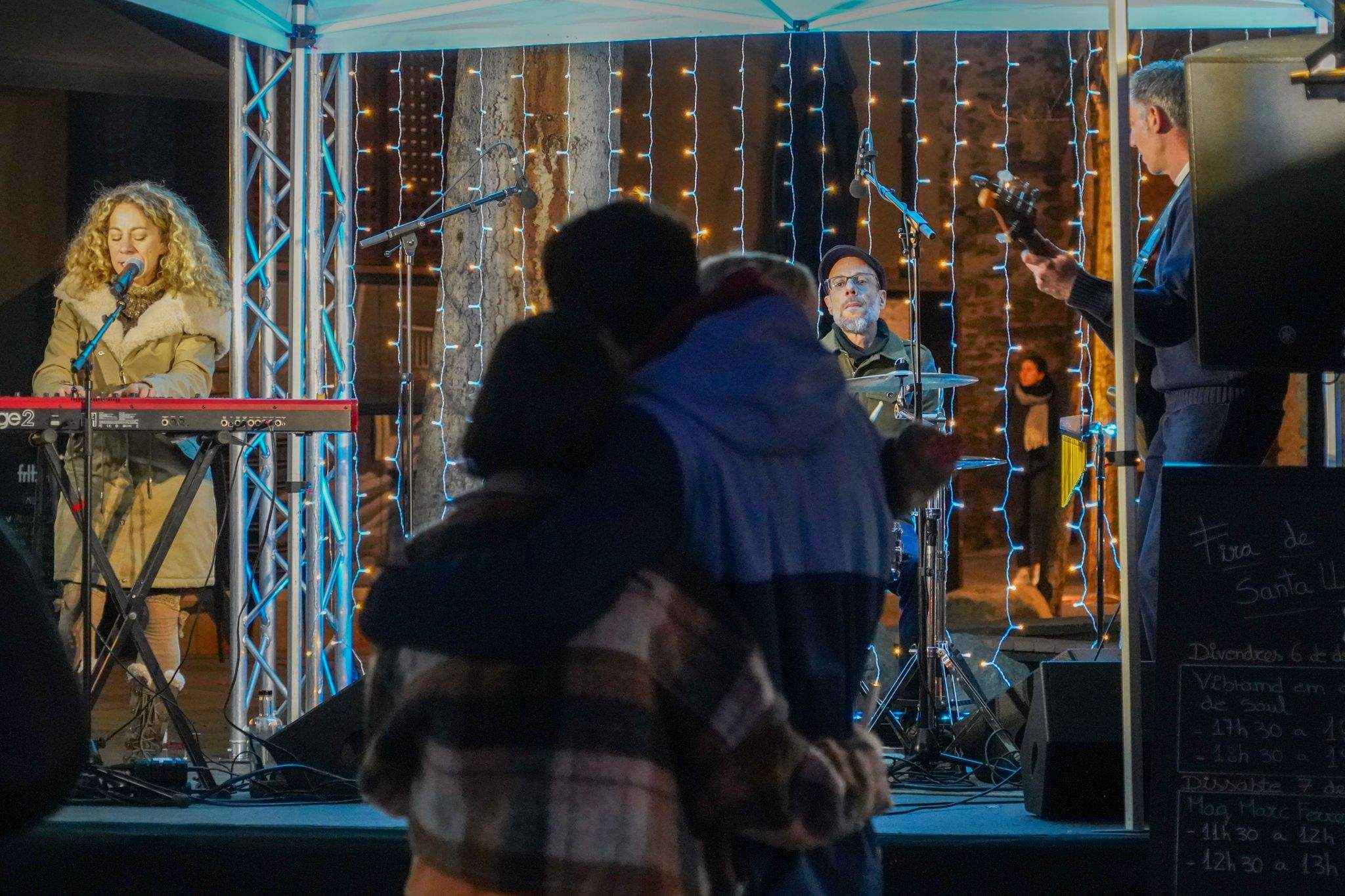 Una parella, escoltant la música en directe. Una parella, escoltant la música en directe.