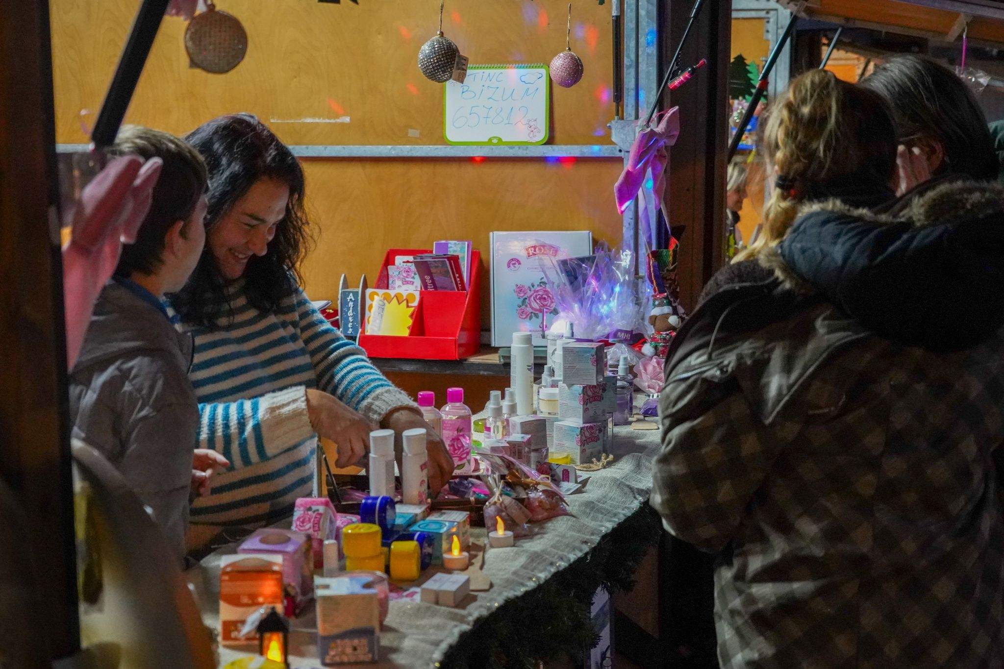 Alguns dels interessats en les parades del mercat artesanal. Alguns dels interessats en les parades del mercat artesanal.