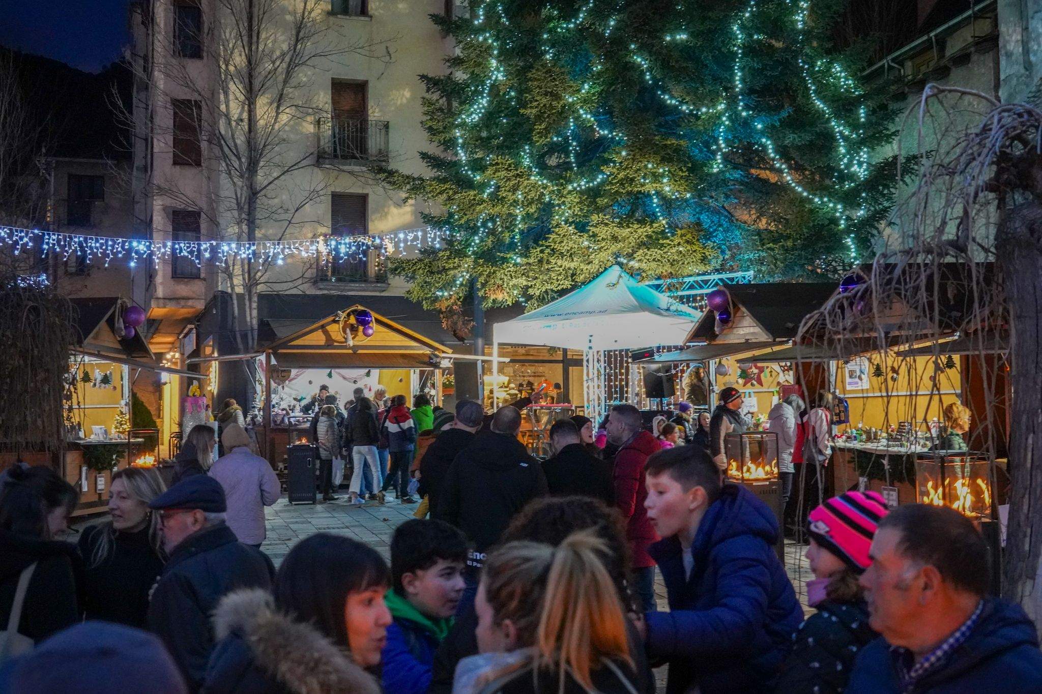 Gran afluència a la plaça de Sant Miquel. Gran afluència a la plaça de Sant Miquel.