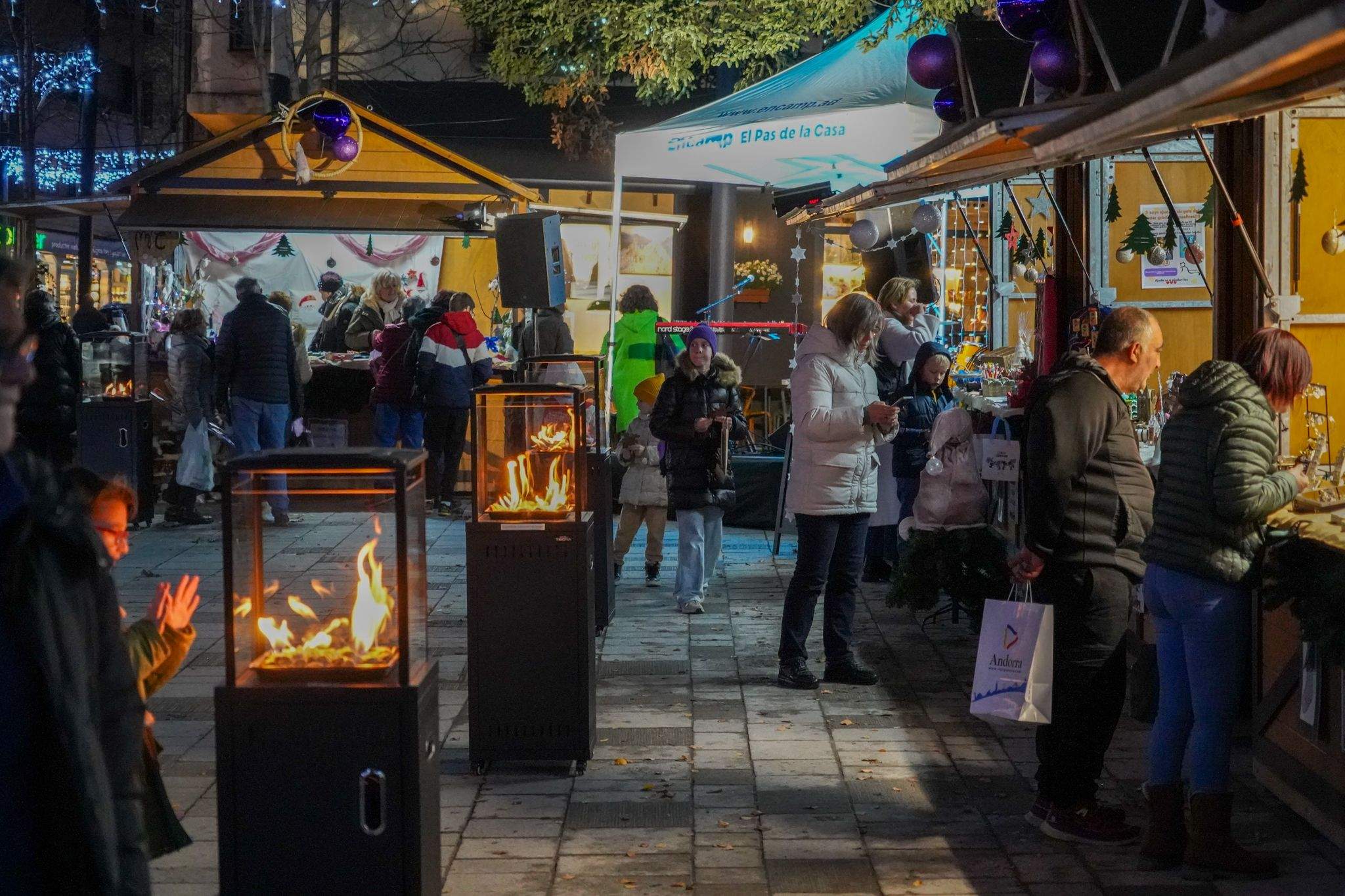 El foc ha estat clau per a resguardar-se del fred. El foc ha estat clau per a resguardar-se del fred.