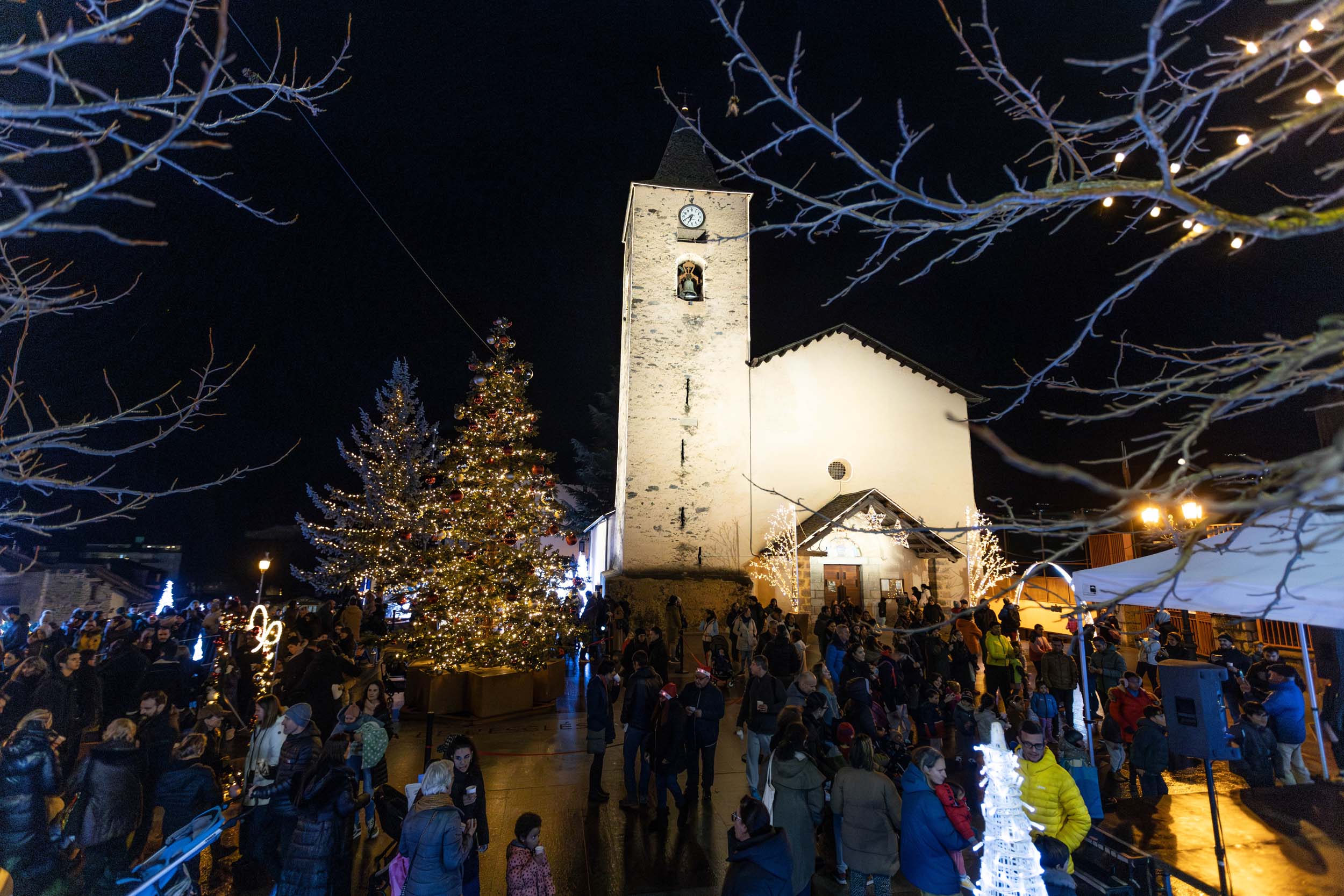 Els massanencs han pogut gaudir de música i dansa per encendre les llums de Nadal. Els massanencs han pogut gaudir de música i dansa per encendre les llums de Nadal.