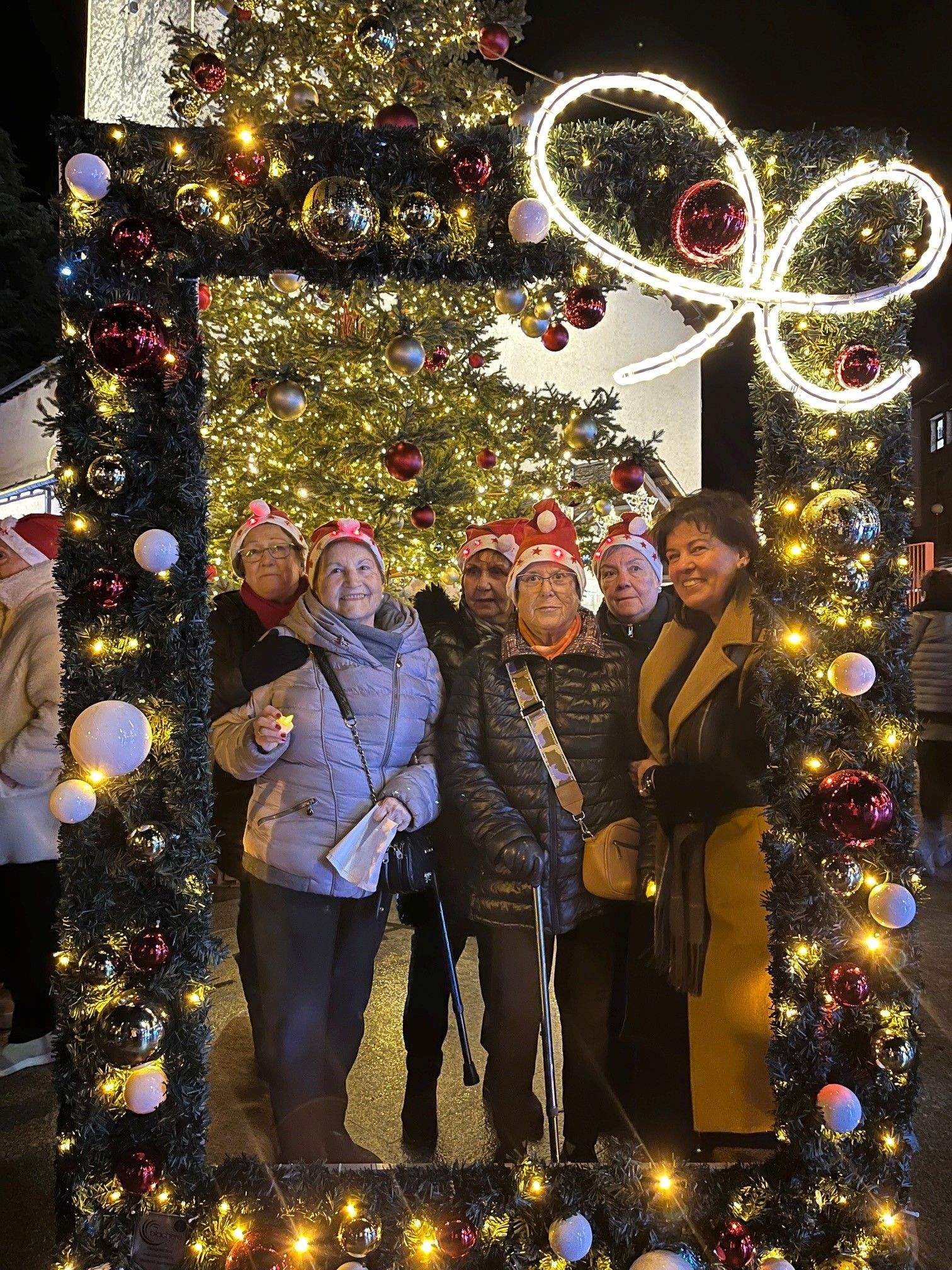 Eva Sansa, amb les padrines de la parròquia. Eva Sansa, amb les padrines de la parròquia.