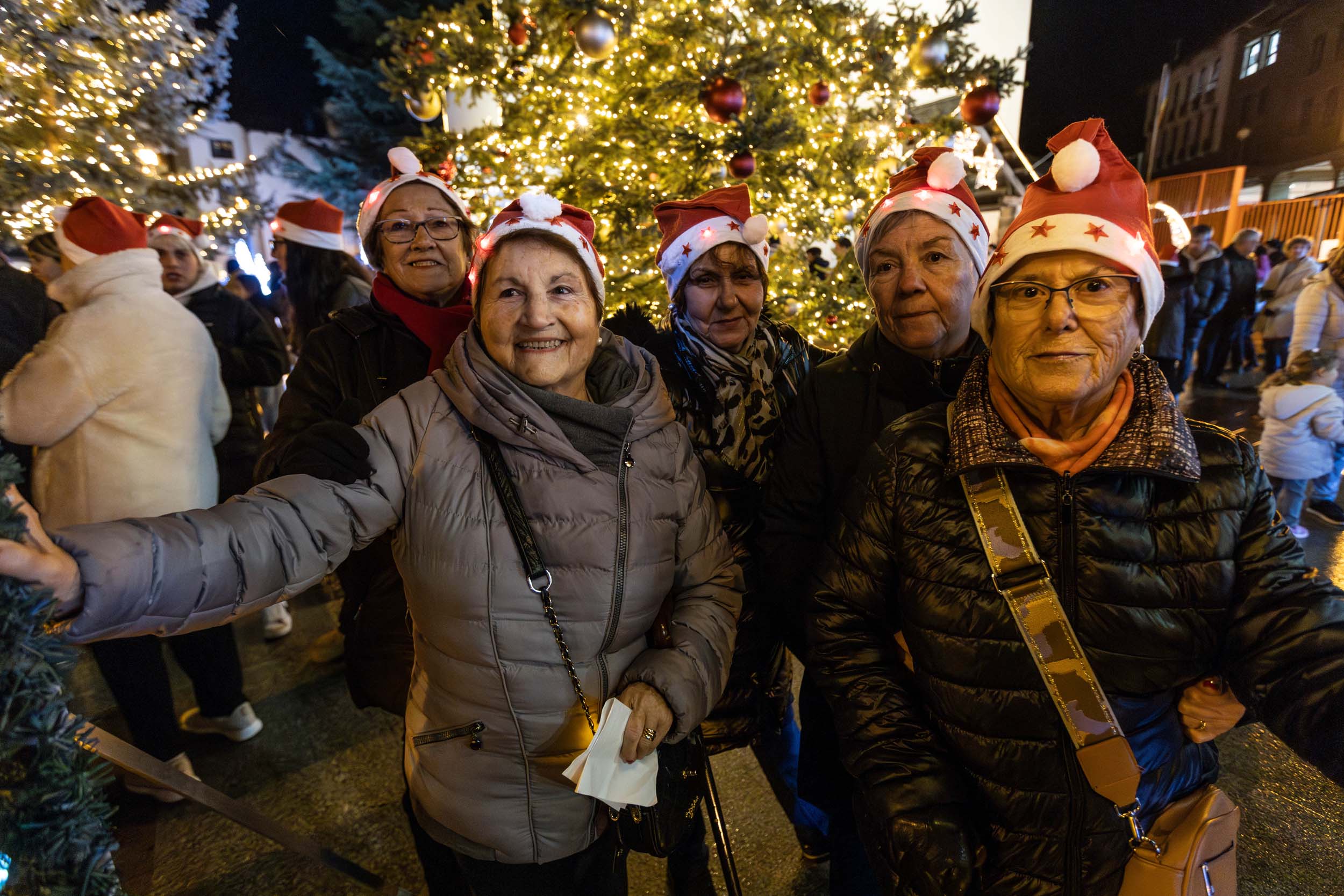 Les padrines, amb el gorro de Nadal. Les padrines, amb el gorro de Nadal.