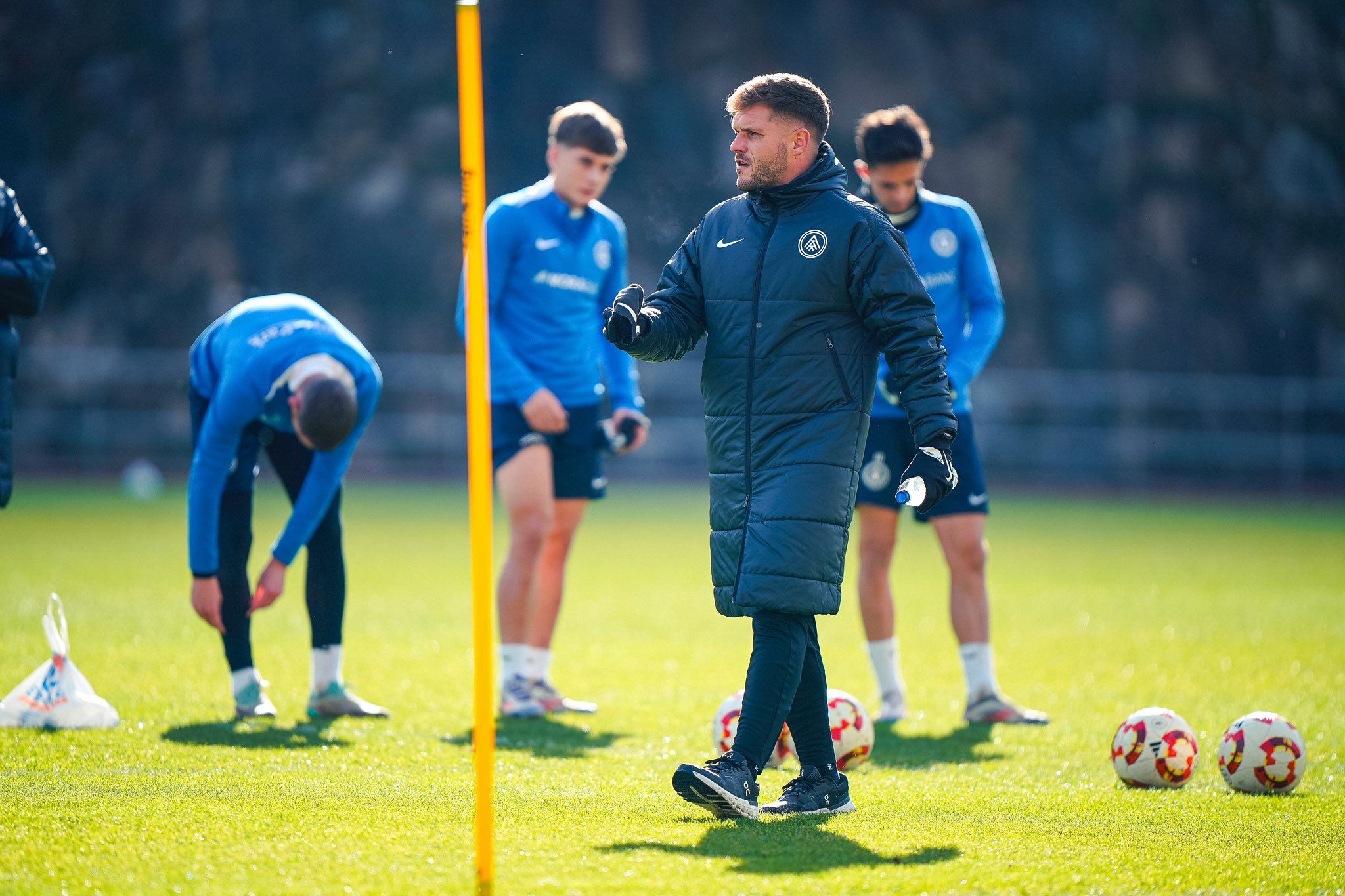 Ferran Costa, en un dels entrenaments amb Iván Rodríguez i Álvaro Martín al darrere. 