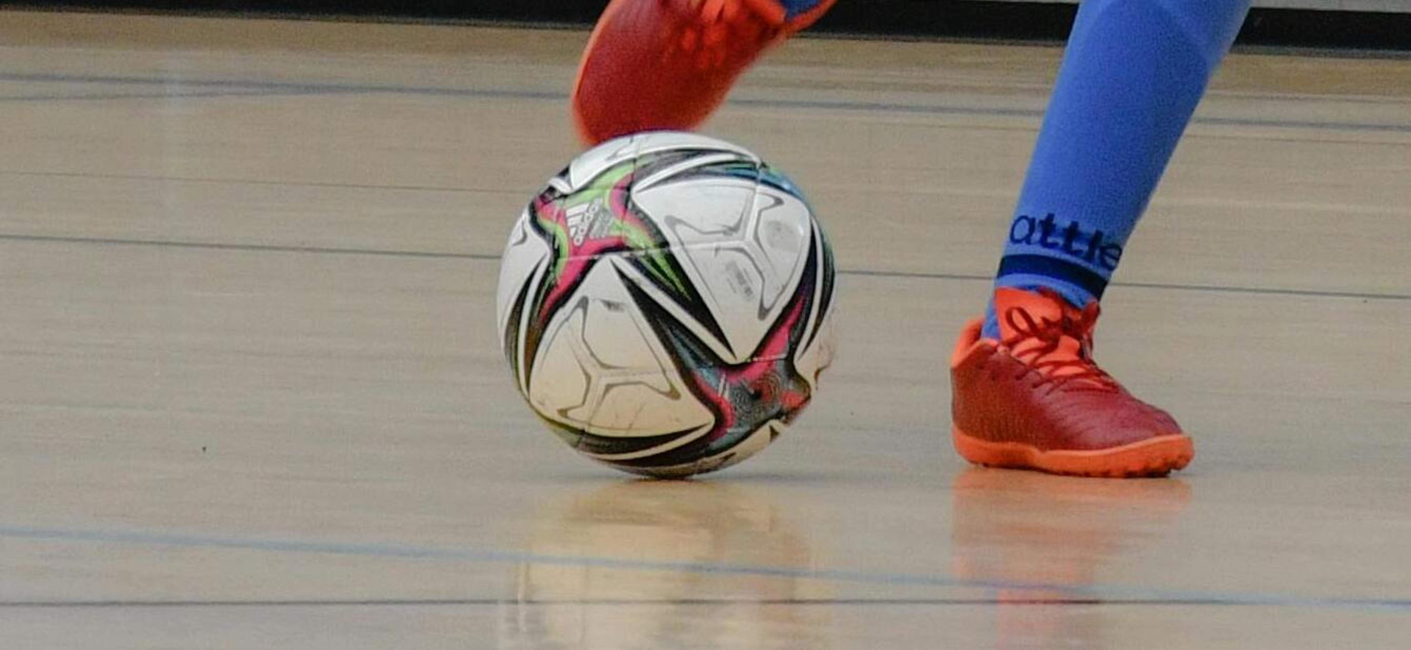 Una acció d'un partit de futbol sala.