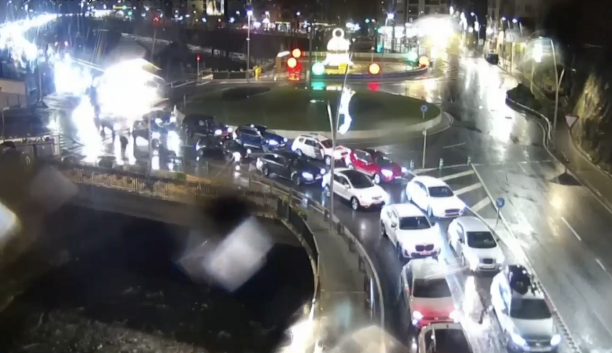 Vehicles aturats al pont de Fontaneda.