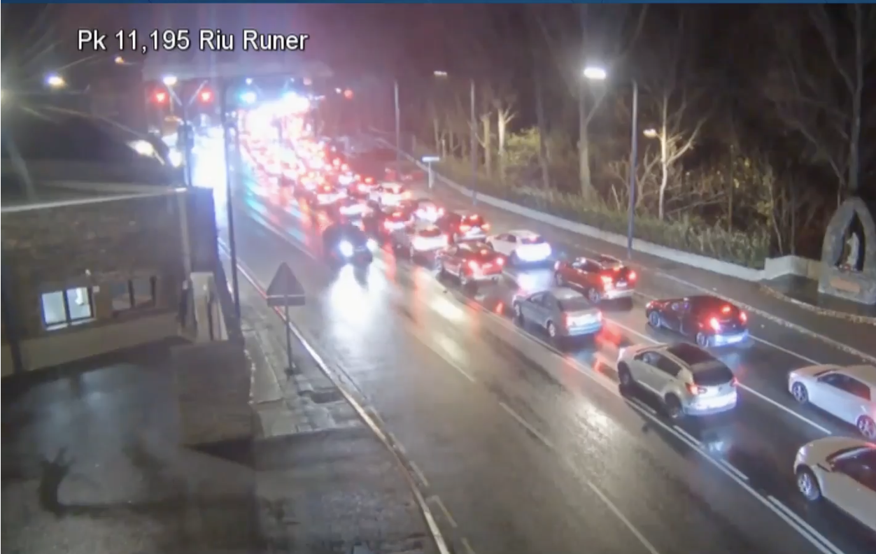 Vehicles aturats a la frontera del riu Runer.