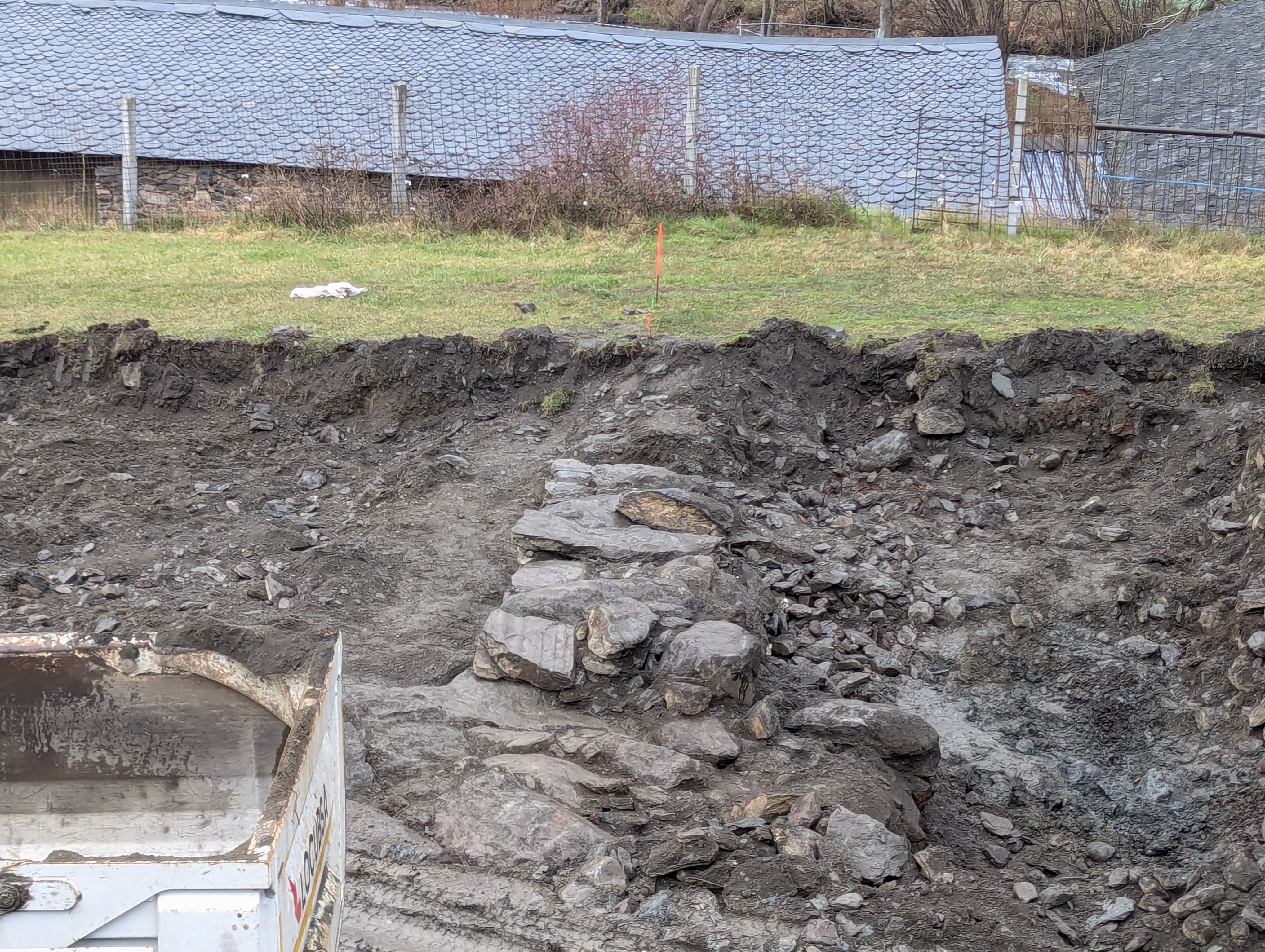 L'estructura malmesa per la construcció de la carretera i que ha quedat ara al descobert en l'espai de presumpció arqueològica. L'estructura malmesa per la construcció de la carretera i que ha quedat ara al descobert en l'espai de presumpció arqueològica.