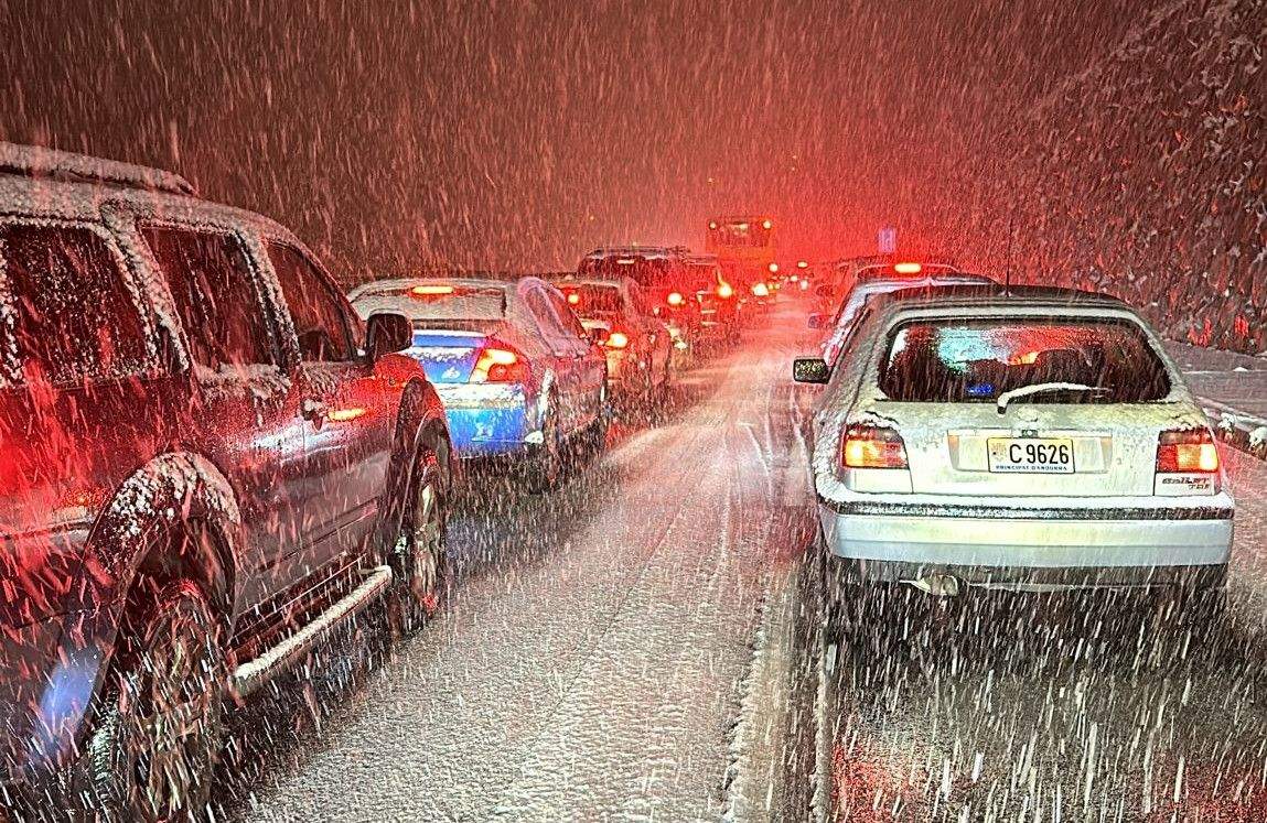Vehicles fent cua a Arinsal.
