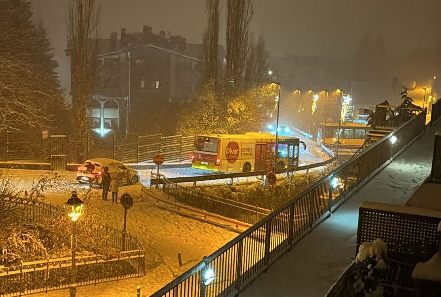 Un autobús aturat a la zona d'Arinsal el dissabte 7 de desembre.
