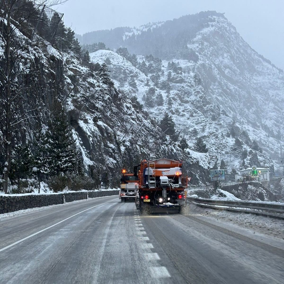 Màquines del COEX treballant aquest diumenge al matí.