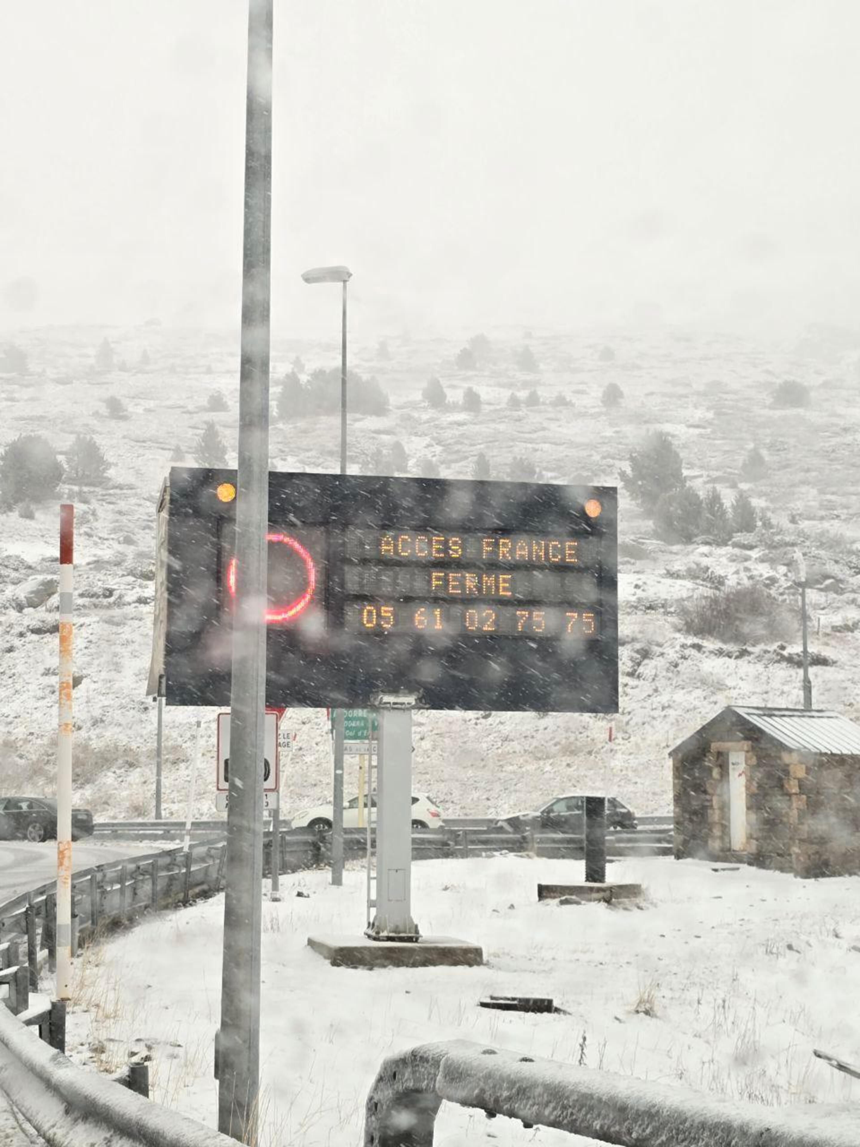 Un cartell indicant el tancament de la frontera.