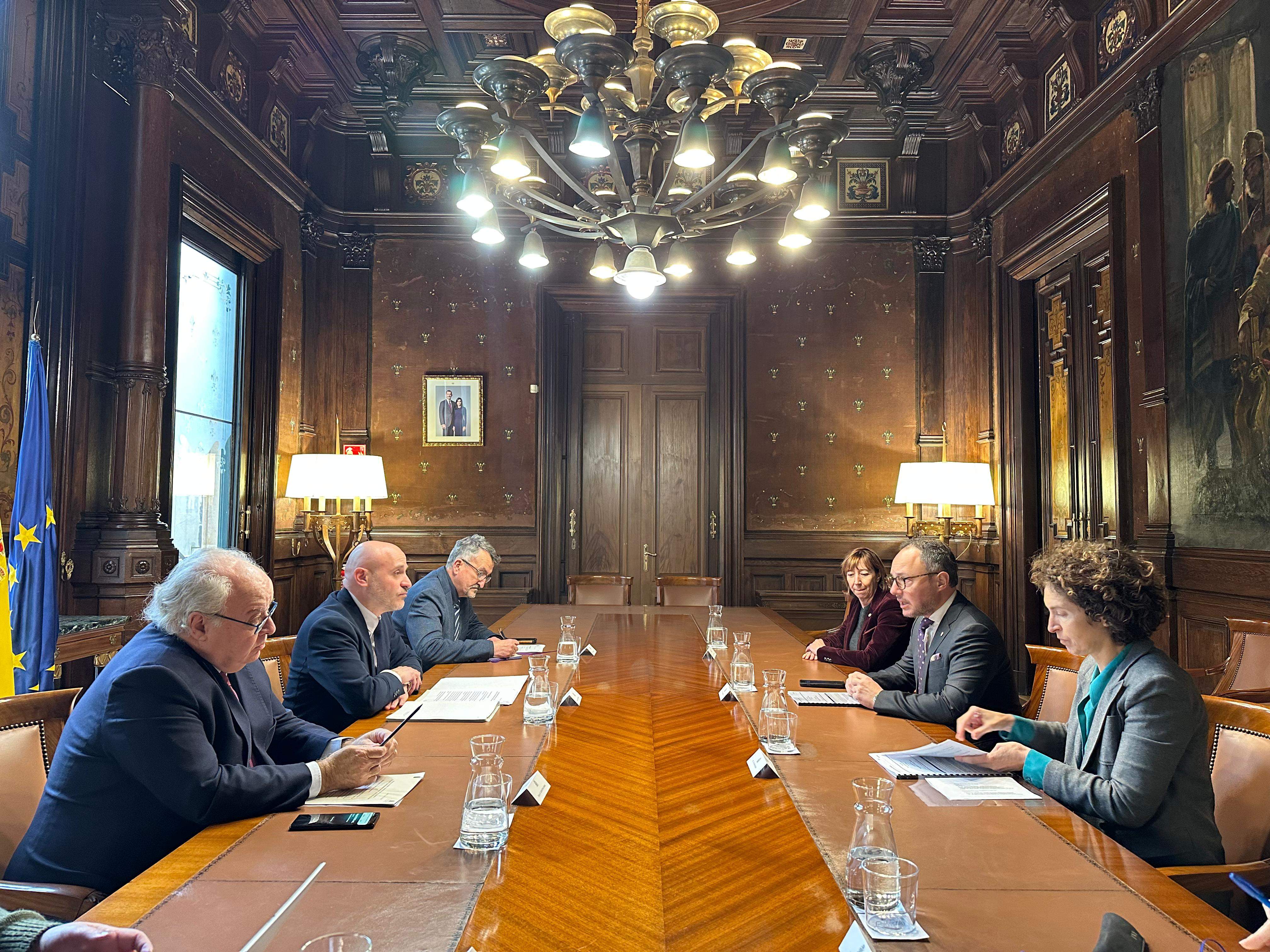 Un moment de la reunió entre les dues delegacions.