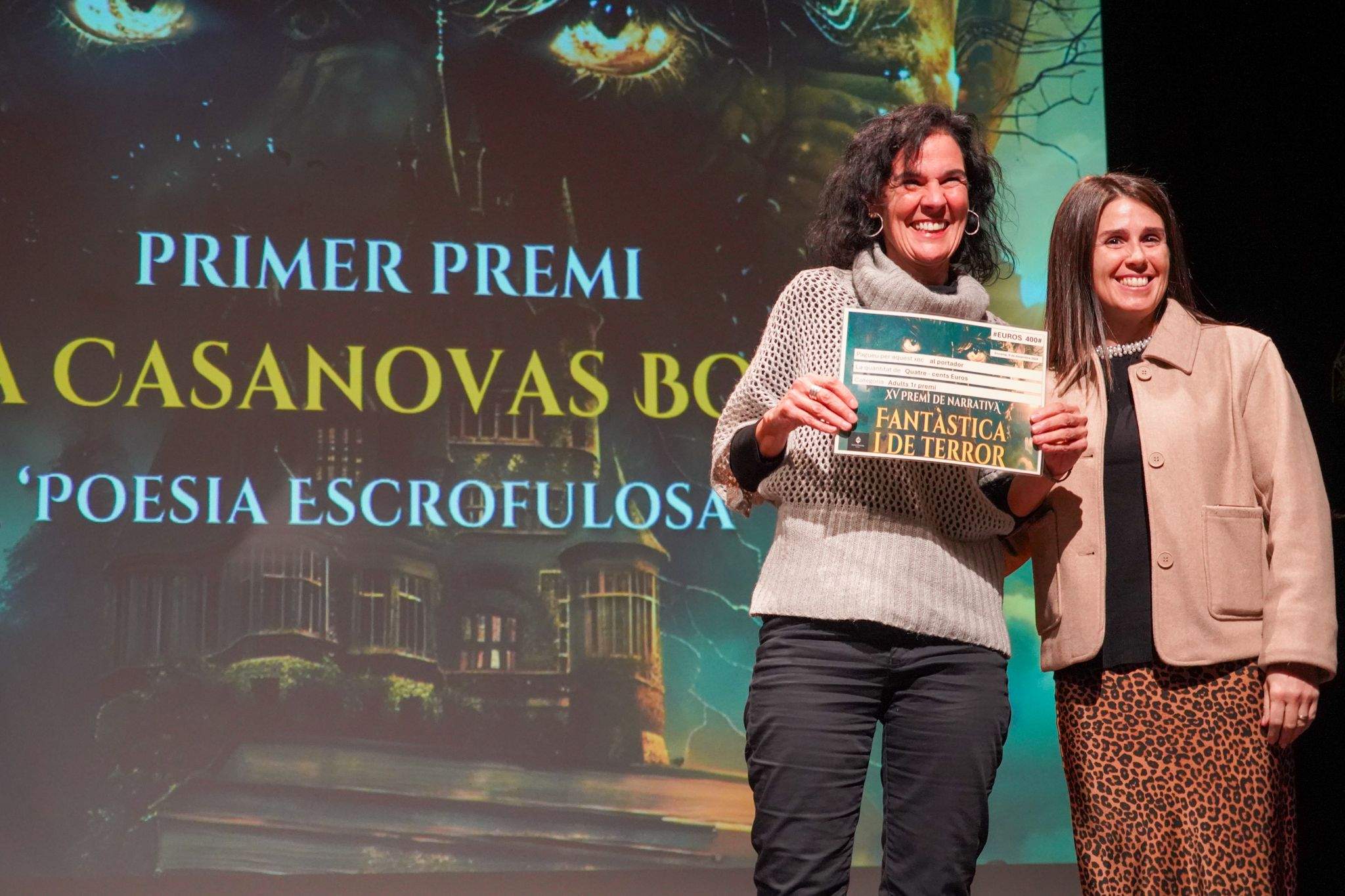 La cònsol major, Laura Mas, i la guanyadora del primer premi de la categoria d’adults, Laura Casanovas.