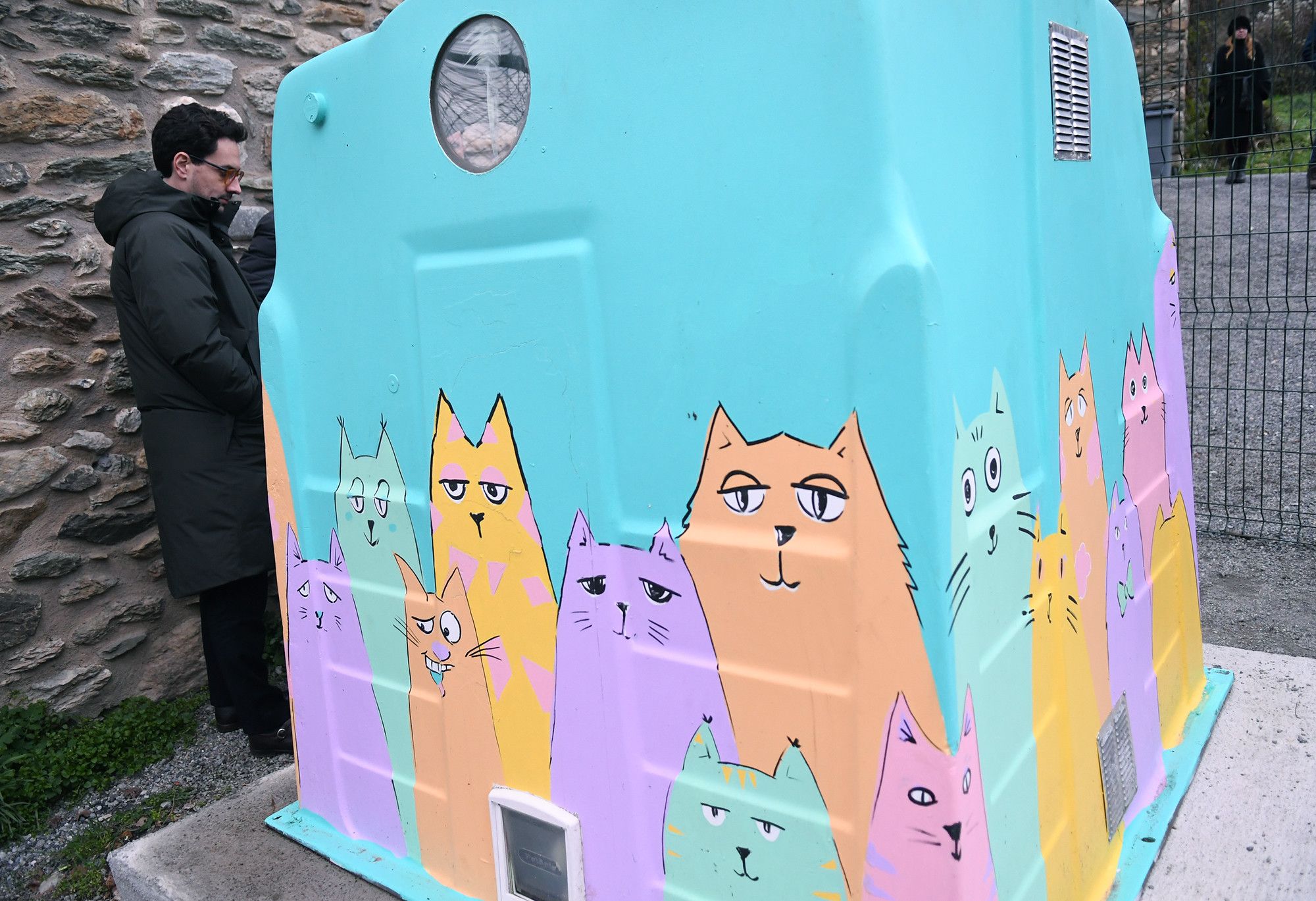 El contenidor de vidre reciclat que s'ha adaptat per poder acollir les colònies de gats.