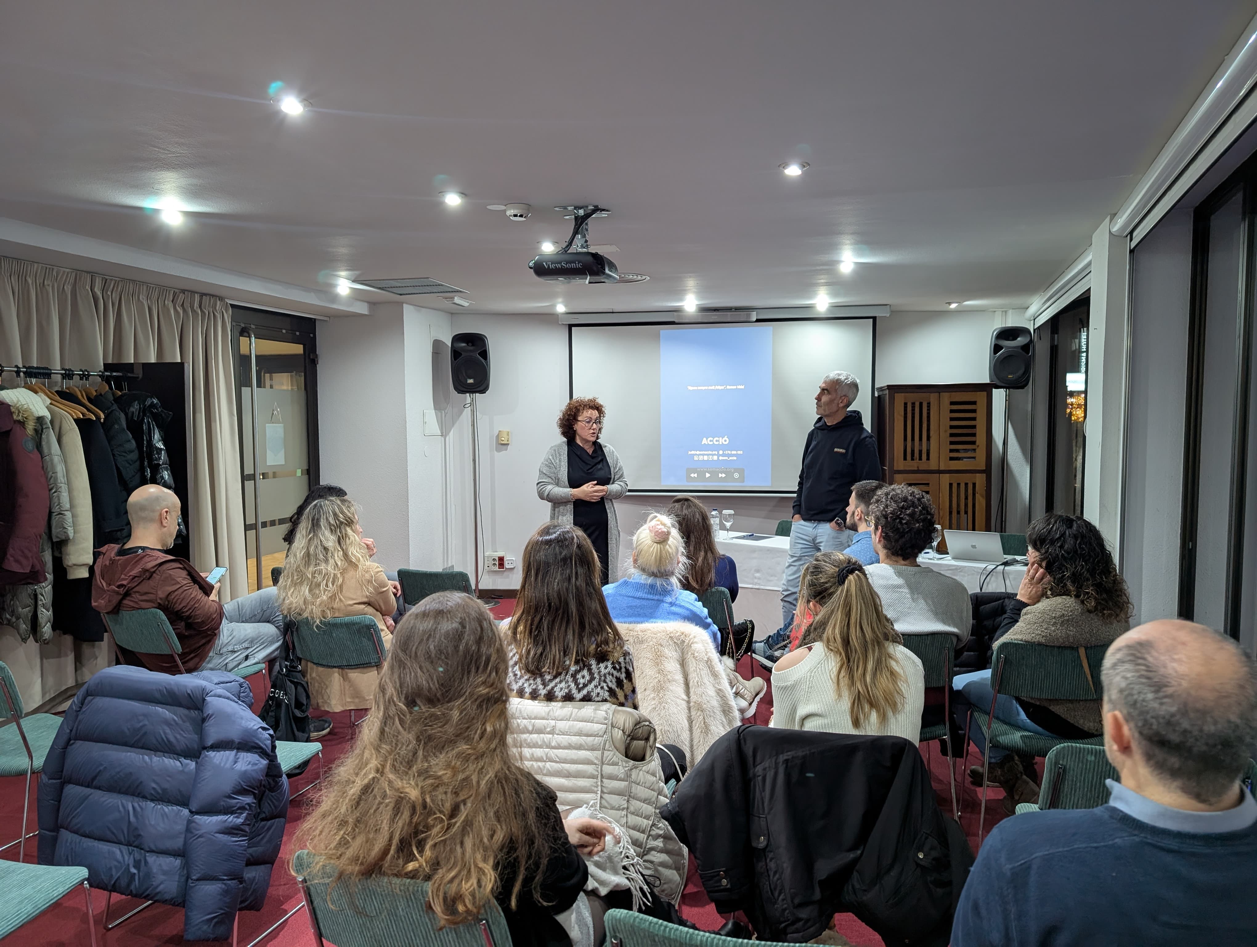 Un moment de l'assemblea, amb Judith Pallarés portant la veu cantant.