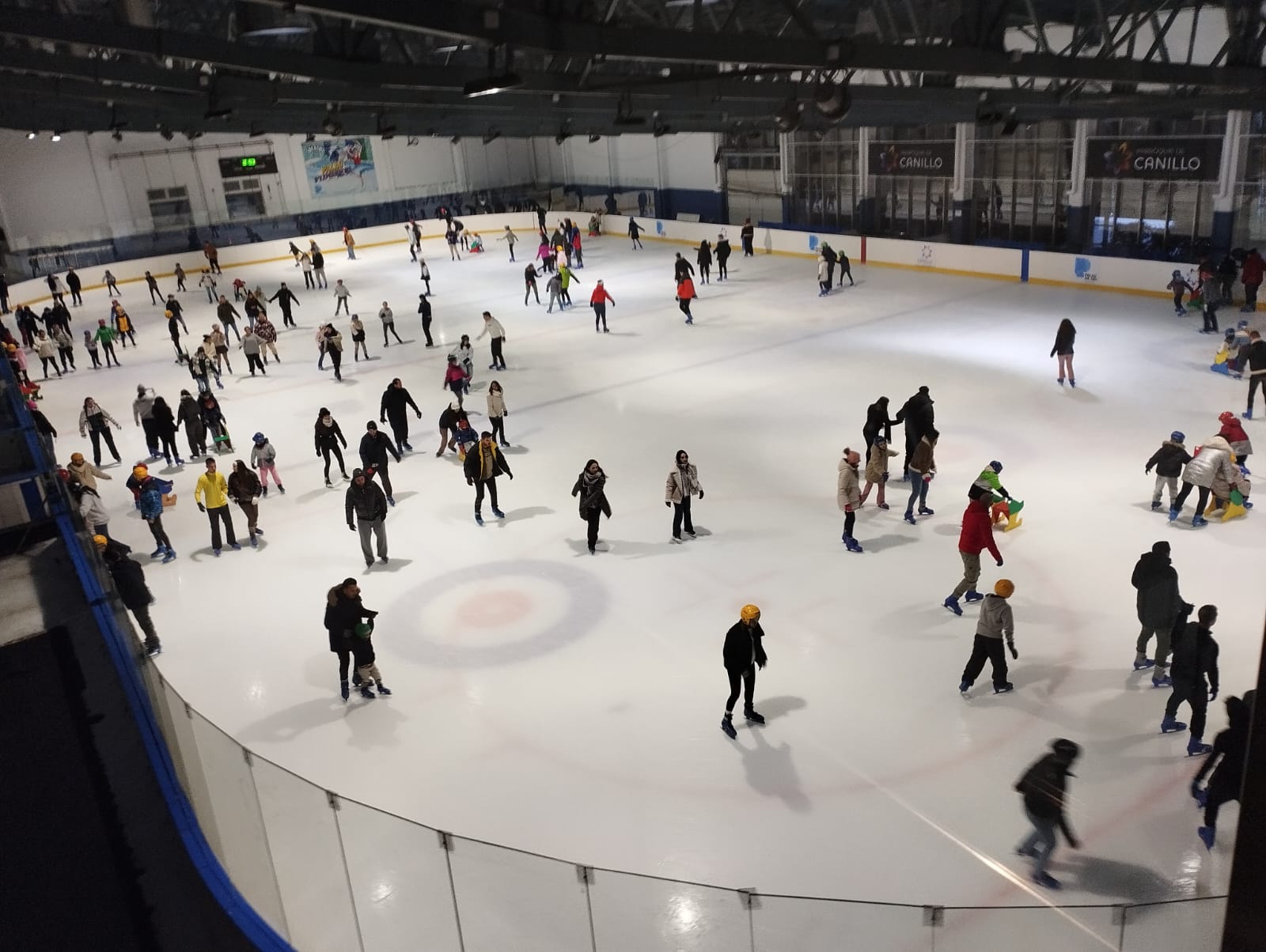 Visitants a la pista del Palau de Gel