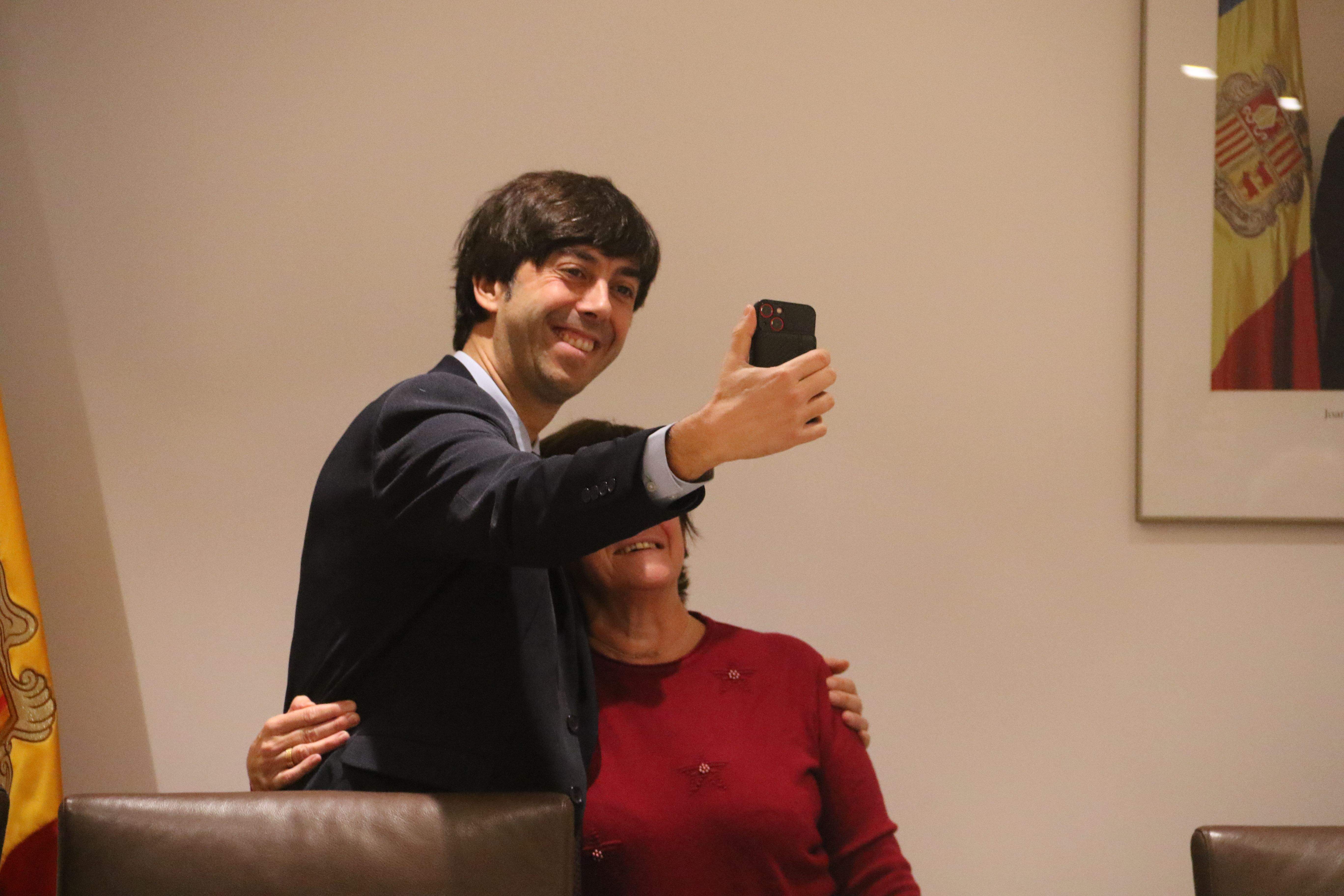 Seergi González fent-se una selfie amb una de les noves integrants del consell de la gent gran.