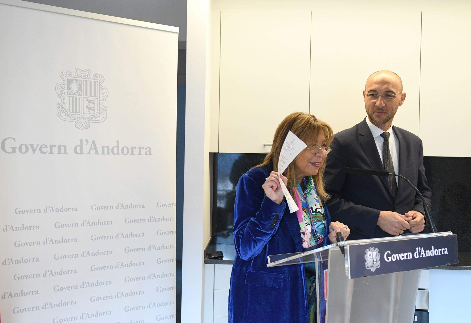 Conxita Marsol i Jordi Puy en uns dels pisos de l'edifici Tobira, antic hotel Àrtic.