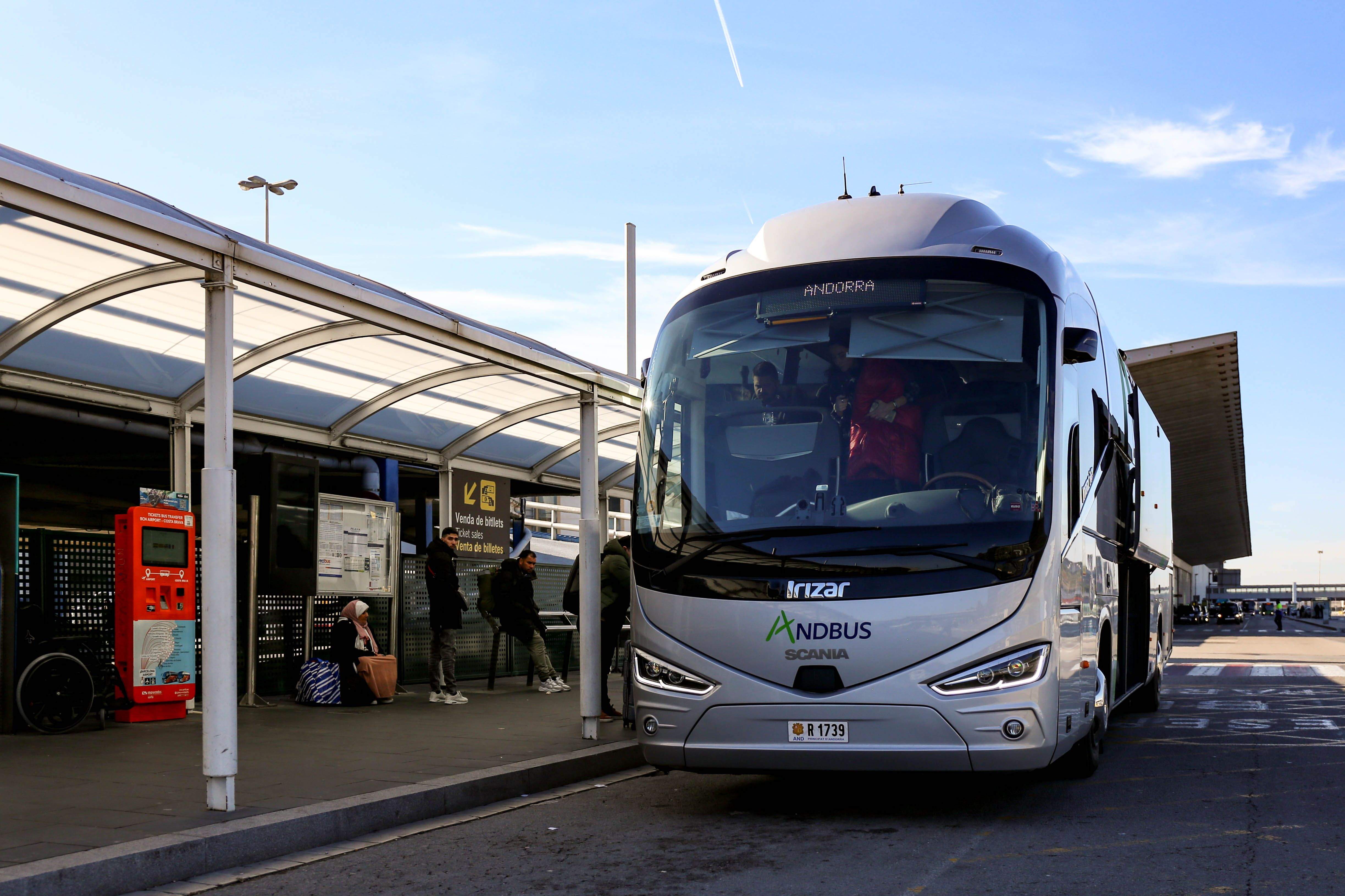 Una imatge de l'autobus a l'estació.