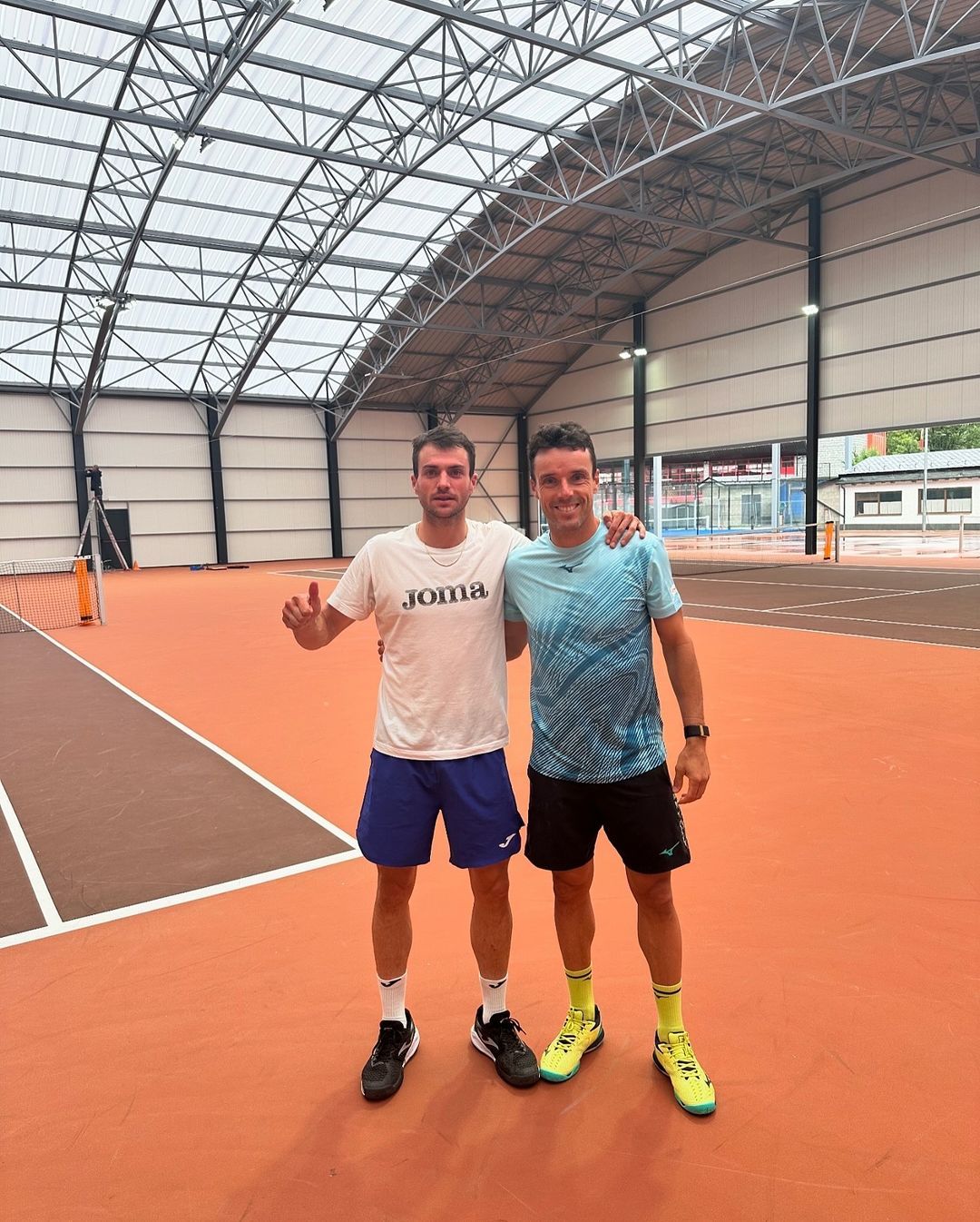 Pedro Martínez, amb Bautista-Agut en una de les pistes de Princiesport.