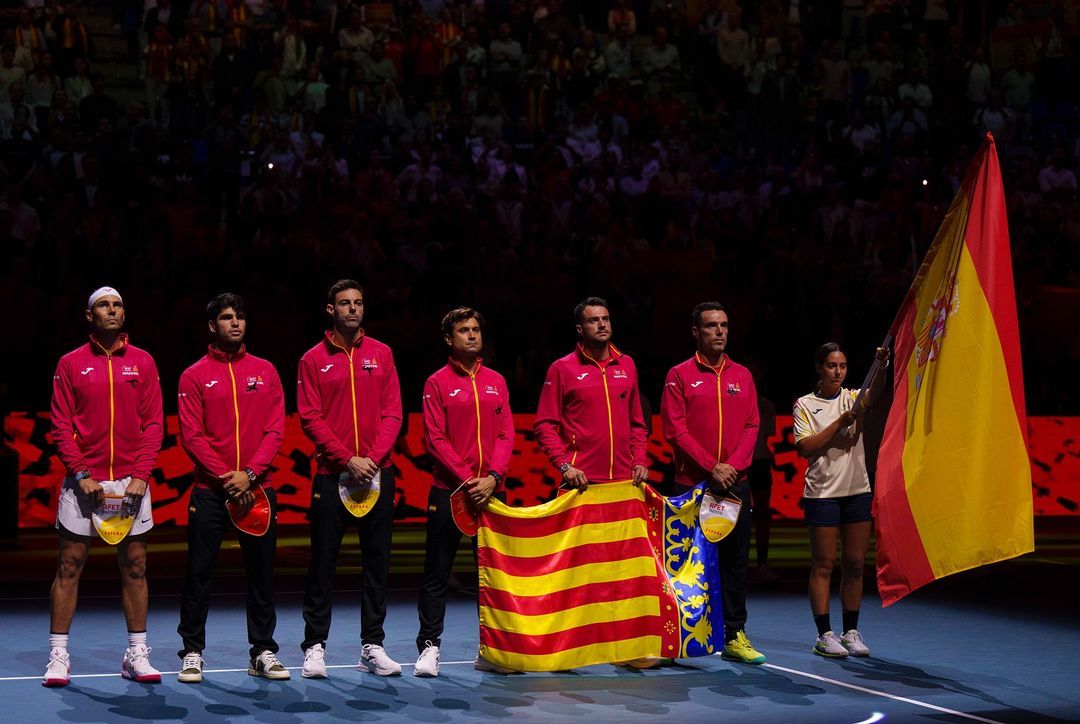 L'equip espanyol de la Copa Davis, escoltant l'himne amb la bandera de la Comunitat Valenciana.