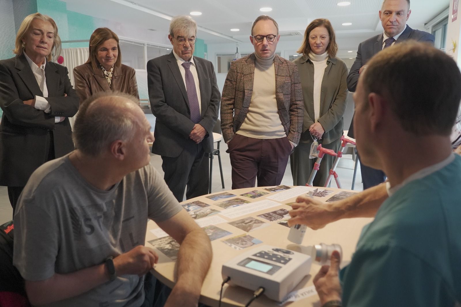 Les autoritats observant el funcionament del nou aparell d'ultrasò.