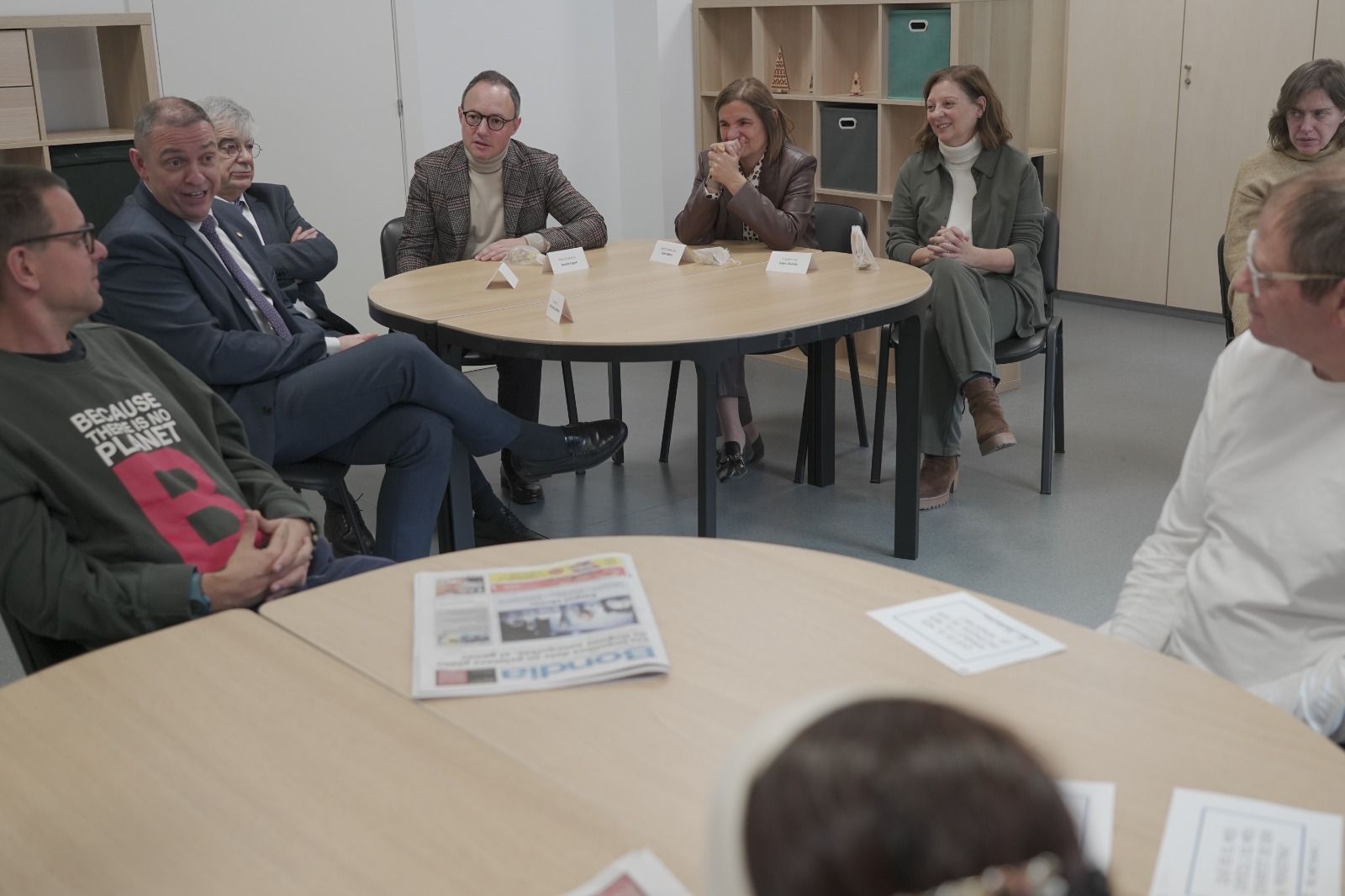 Els representants del Govern compartint una estona amb els usuaris dels tallers de la fundació.