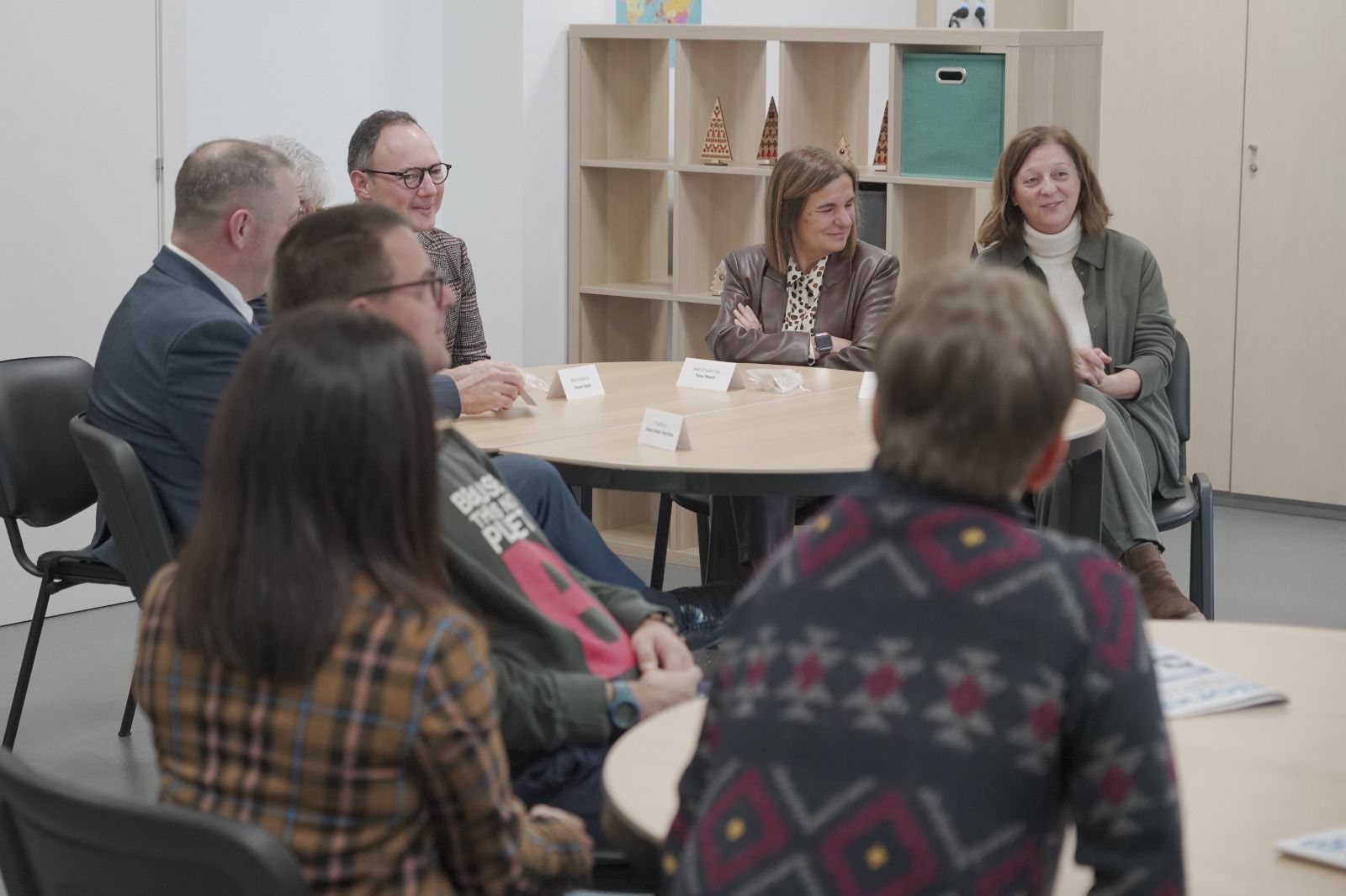 Els representants del Govern compartint una estona amb els usuaris dels tallers de la fundació.