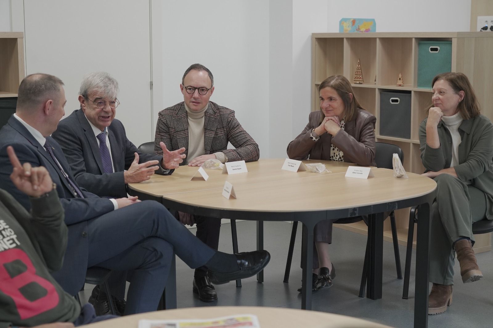 Els representants del Govern compartint una estona amb els usuaris dels tallers de la fundació.