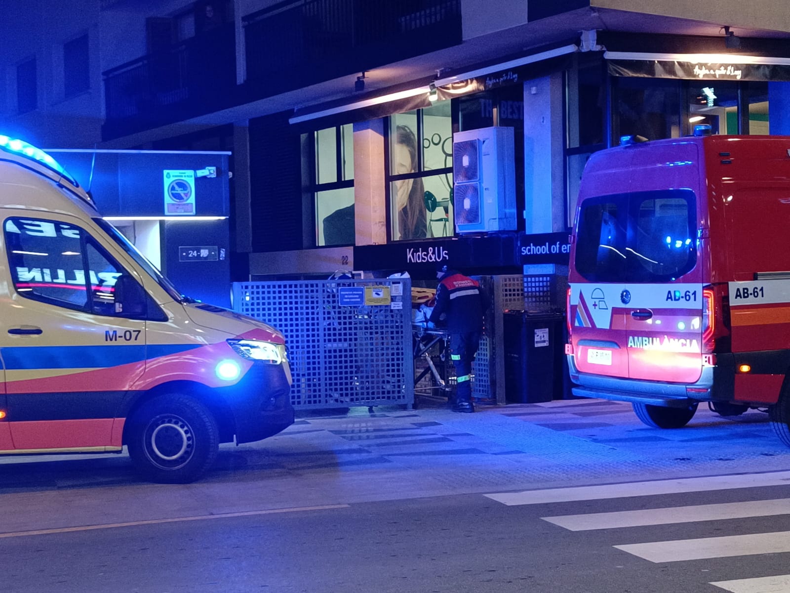 Els sanitaris anant a cercar el ferit, dilluns.