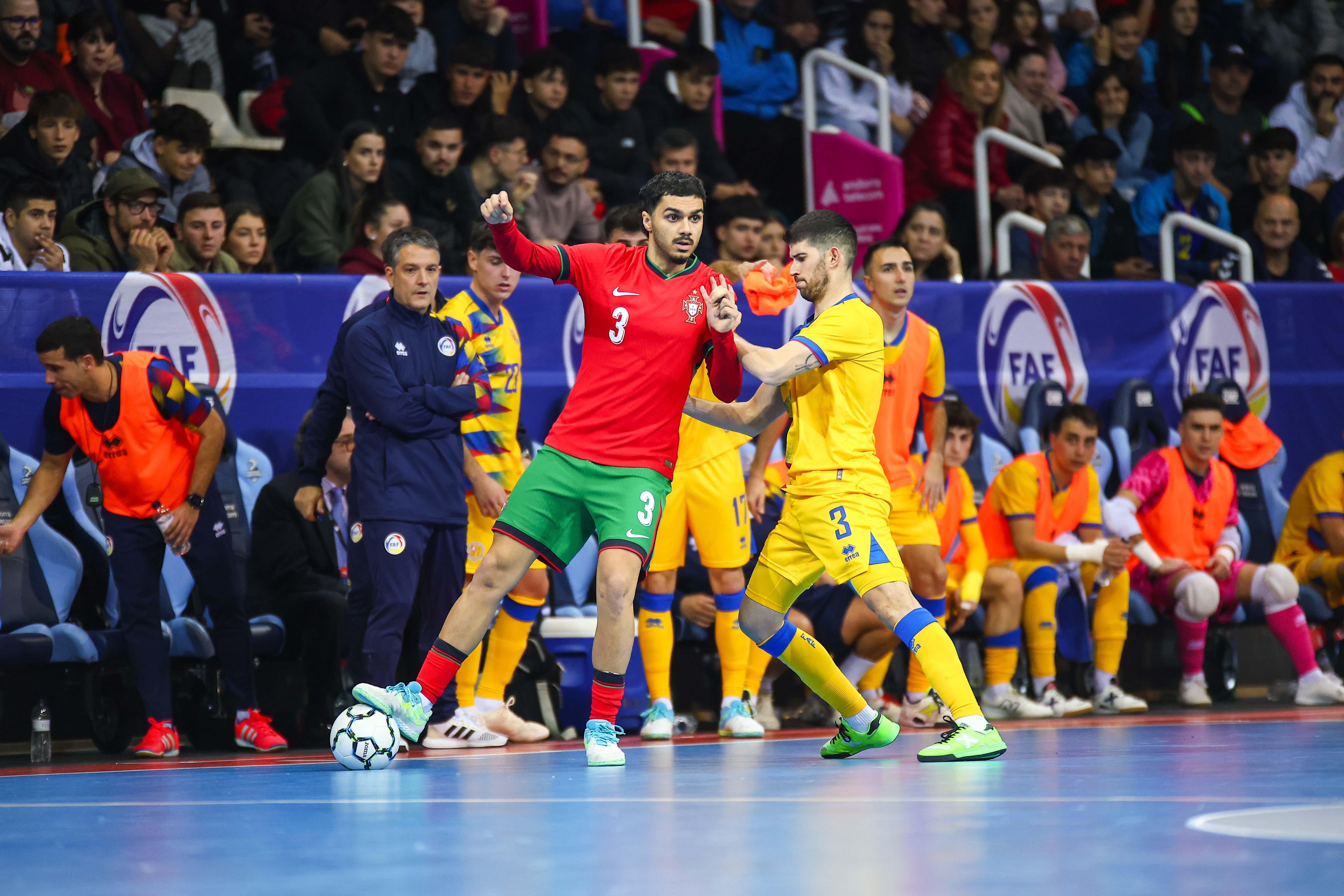 Hugo Neves, defensant a Eric Mesquita sobre el parquet del Pavelló de Govern.