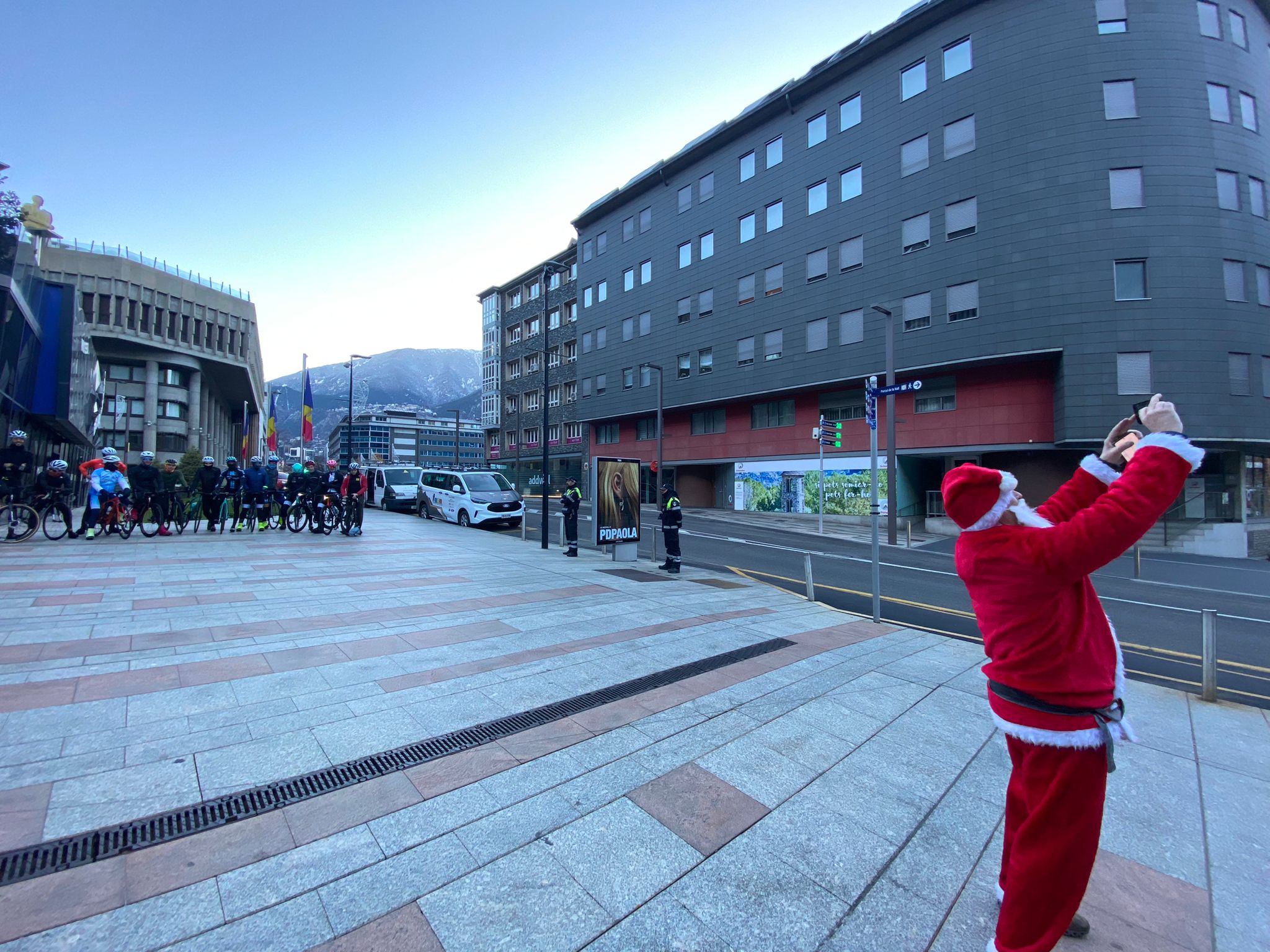 El president de l'ACA, Òscar Cúria, vestit de Pare Noel fent el selfie amb els participants.