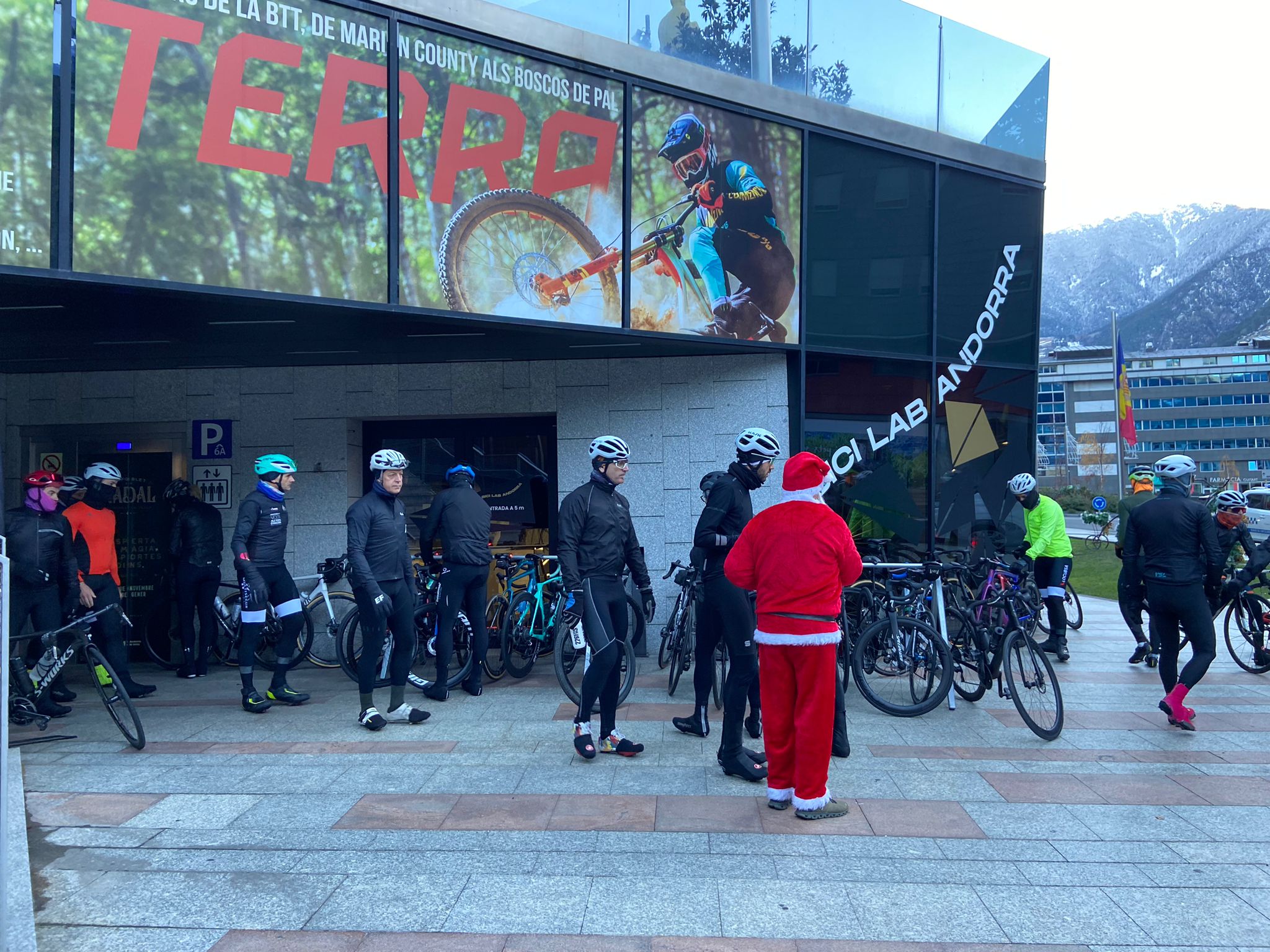 Cúria, conversant amb alguns socis de l'ACA.