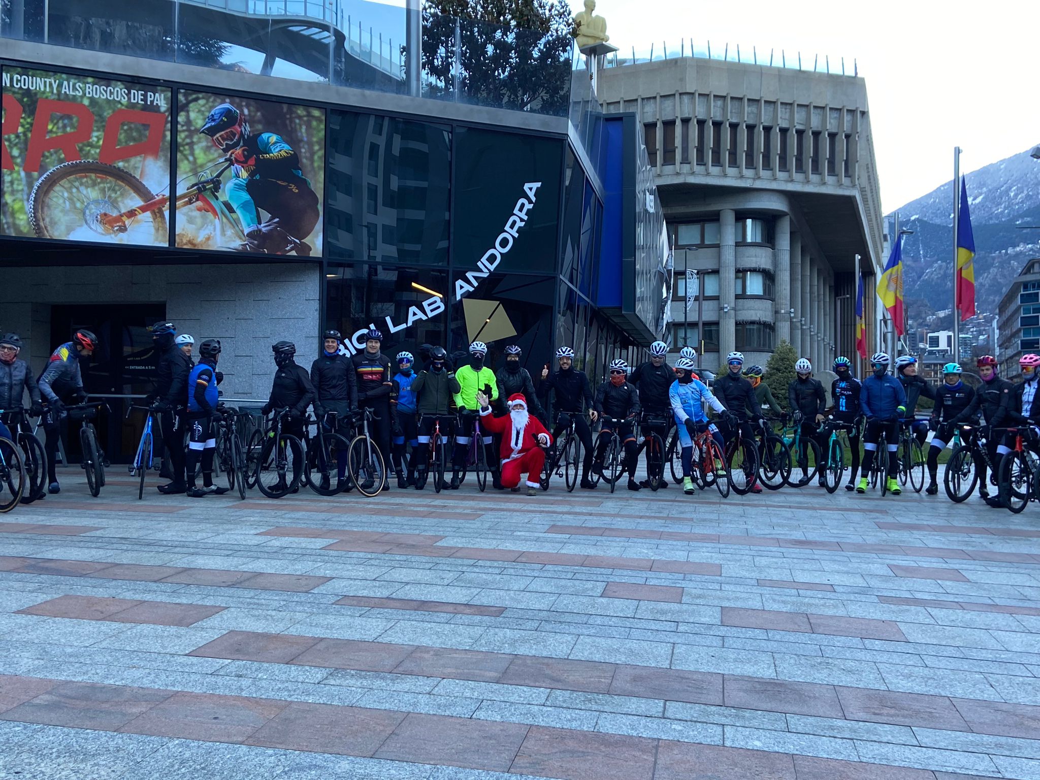Foto de família abans de sortir cap a Bellver i els llacs de Matamala.