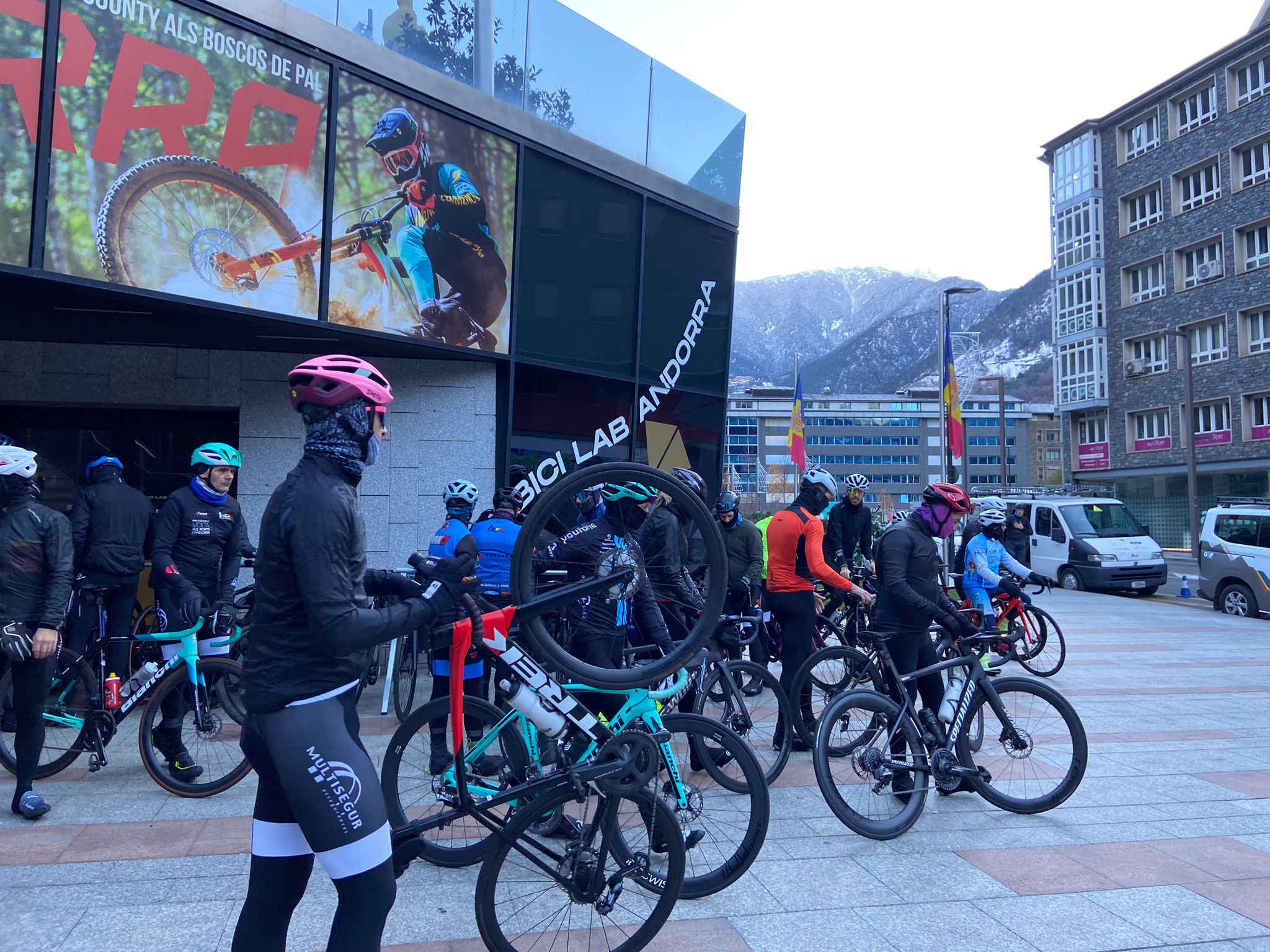 Els participants, ben preparats per combatre el fred a les carreteres.