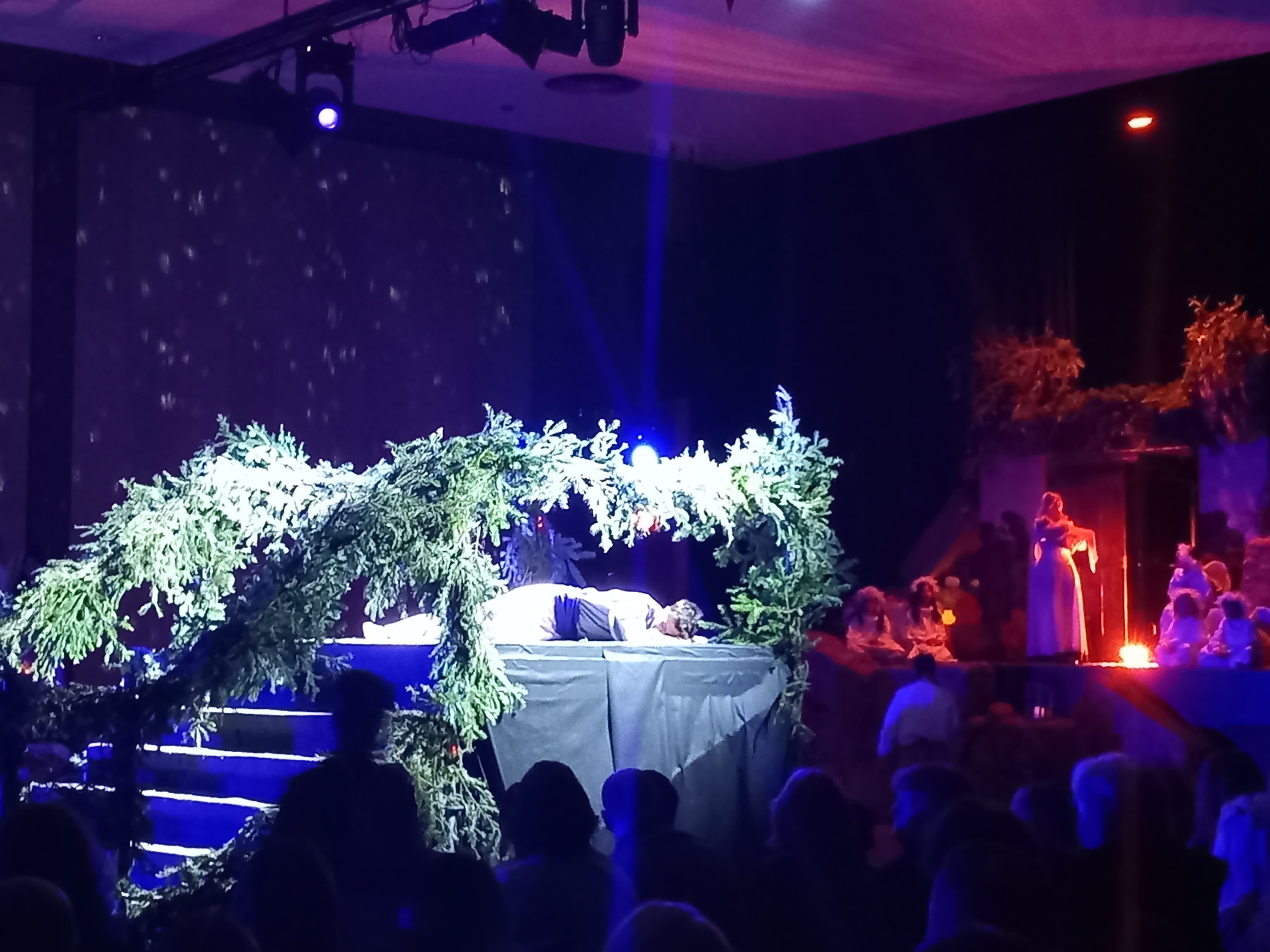 El noi del formatge estirat al terra. El noi del formatge estirat al terra.