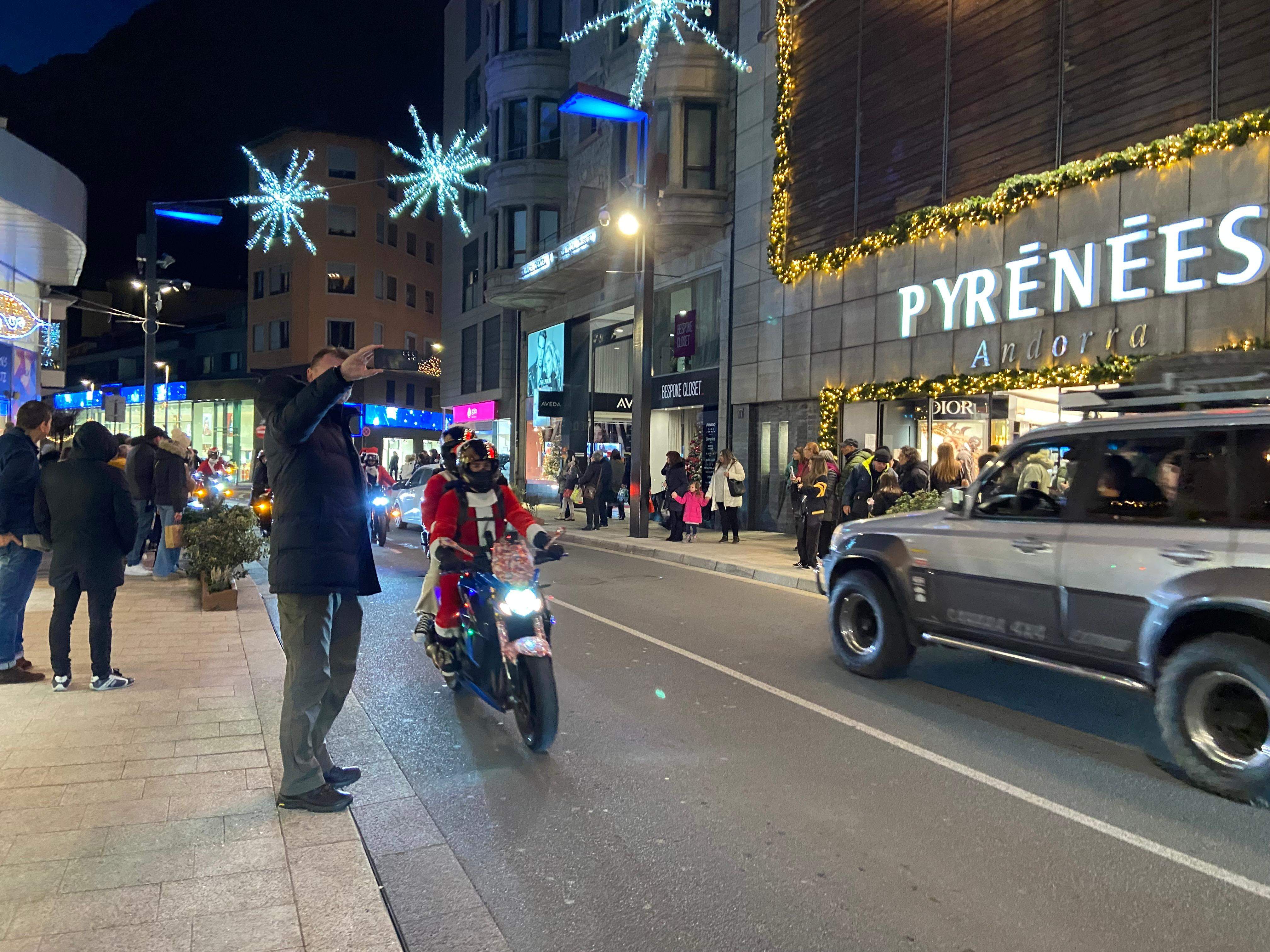 Un turista fent-se un 'selfie' amb el Pare Noel. 