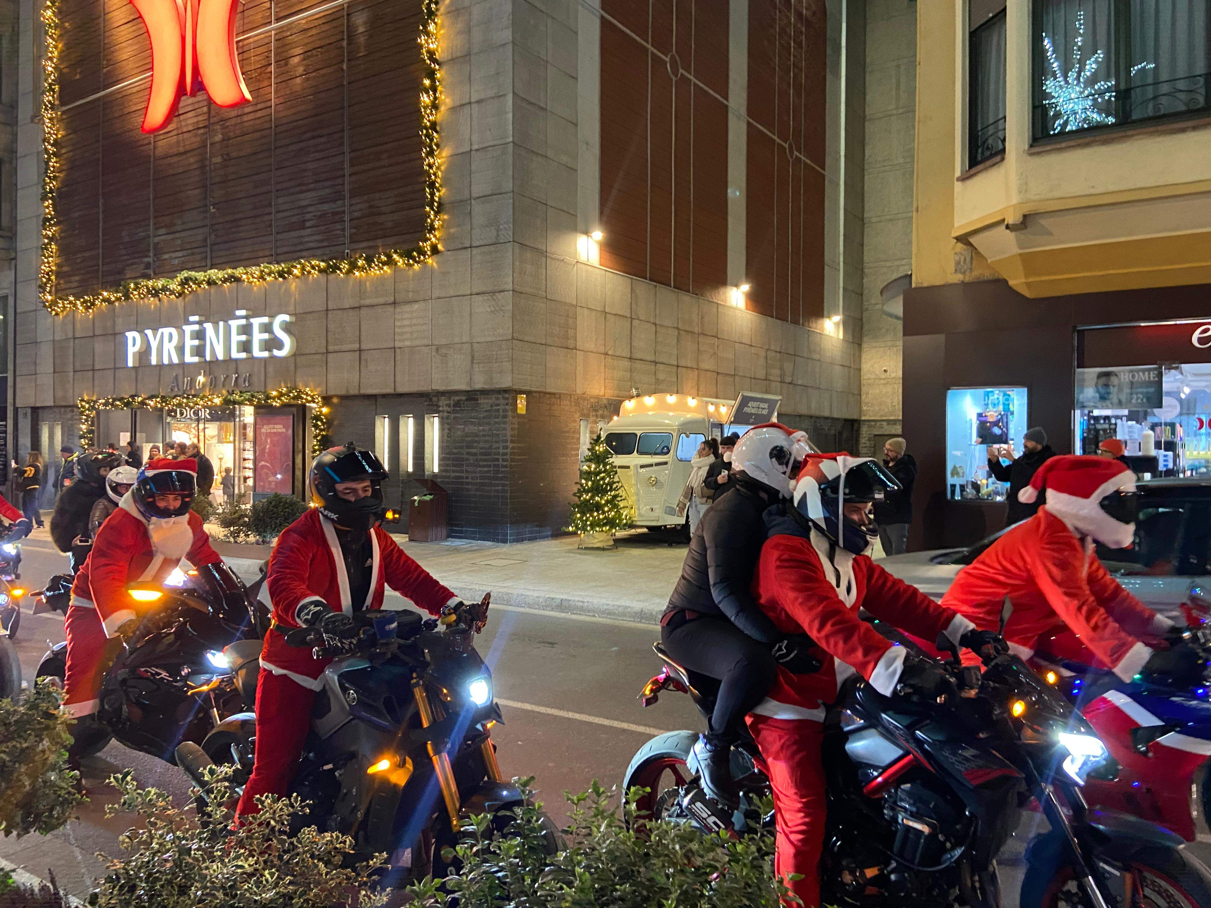 Algunes motos que han hagut de frenar al pas de vianants.