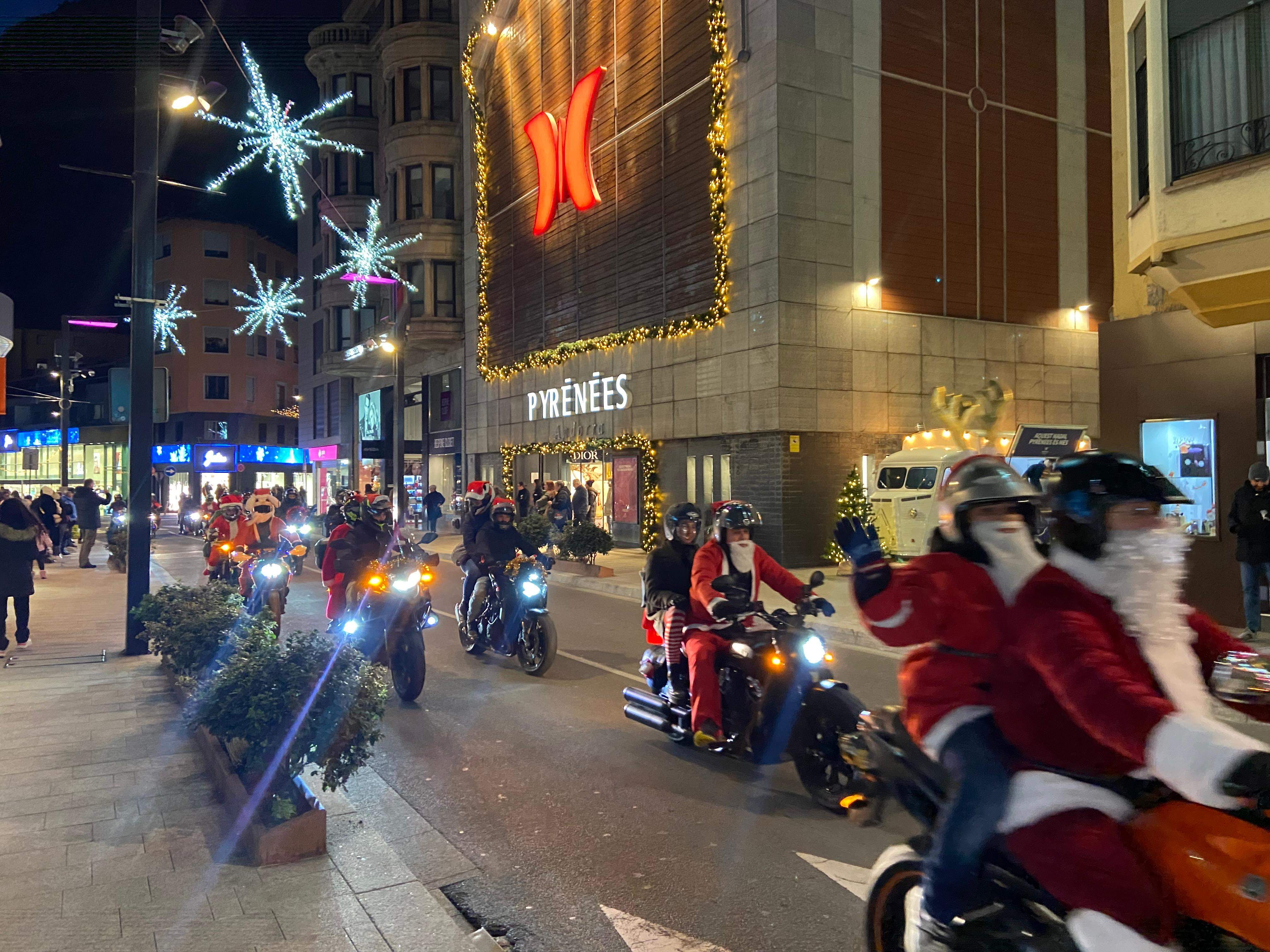 Algunes motos, apropant-se a la vorera per saludar als més petits.