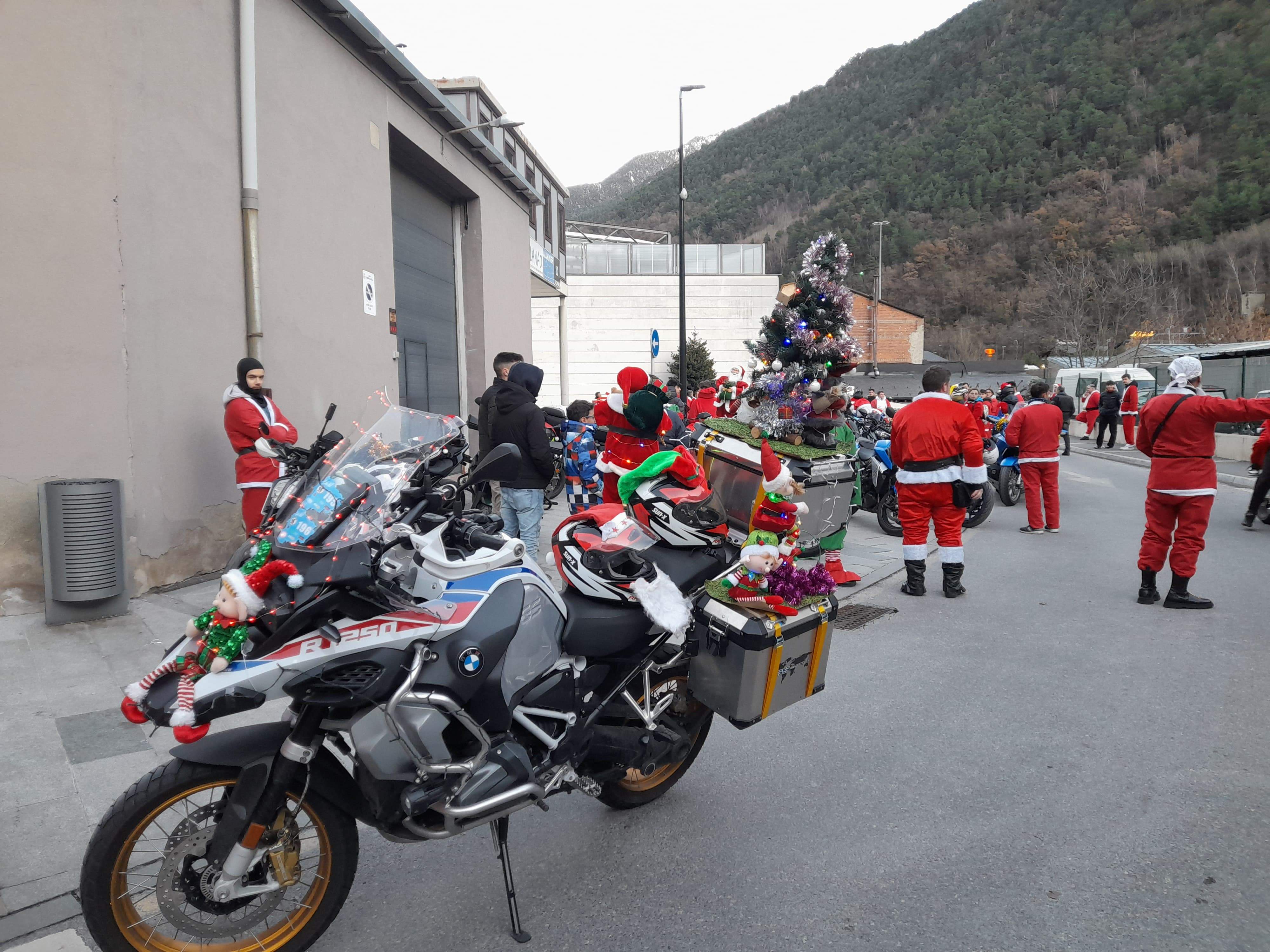 Una moto decorada amb un arbre de Nadal.