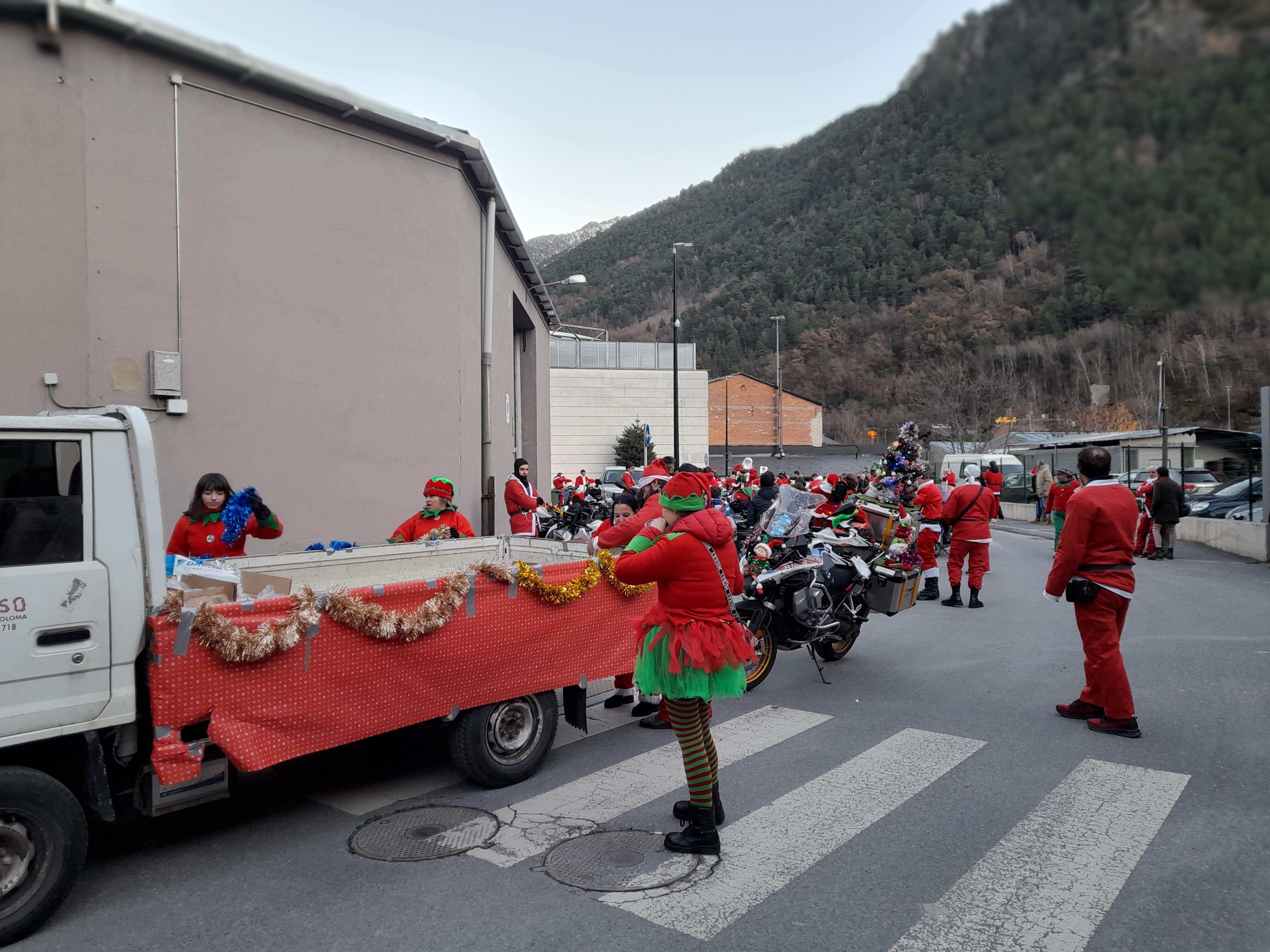 Els follets i els Pare Noel preparant se per sortir.