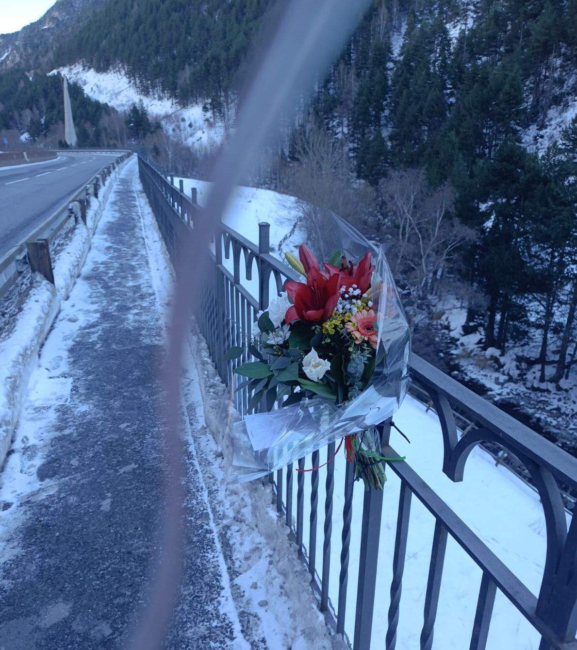 Un ram de flors en el lloc on es va produir l'atropellament mortal a la CG 2 a Canillo.