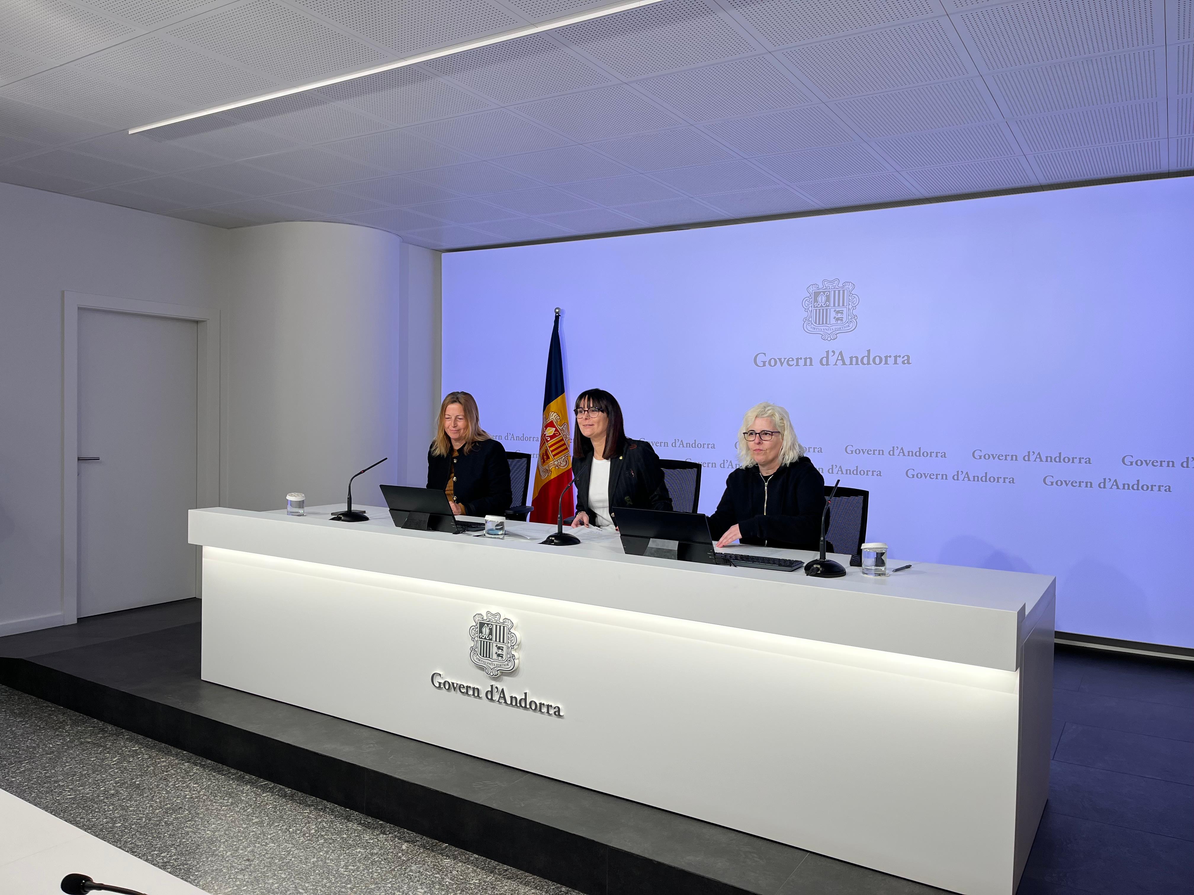 La ministra de Cultura, Joventut i Esports, Mònica Bonell, la directora del departament de Patrimoni Cultural,  Isabel de la Parte, i la cap de la Biblioteca Nacional, Júlia Fernández.