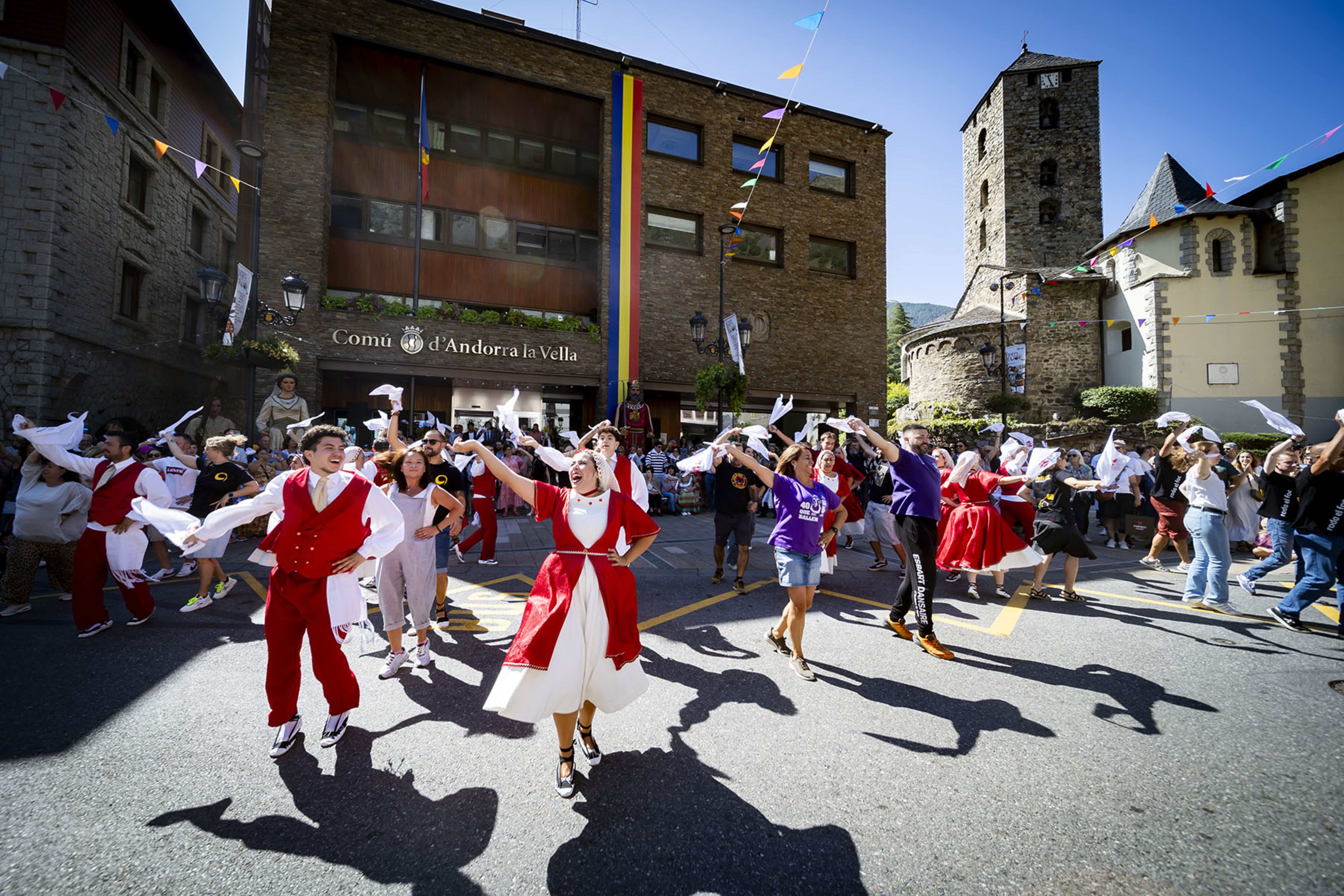Façana del comú durant la festa major. Façana del comú durant la festa major.