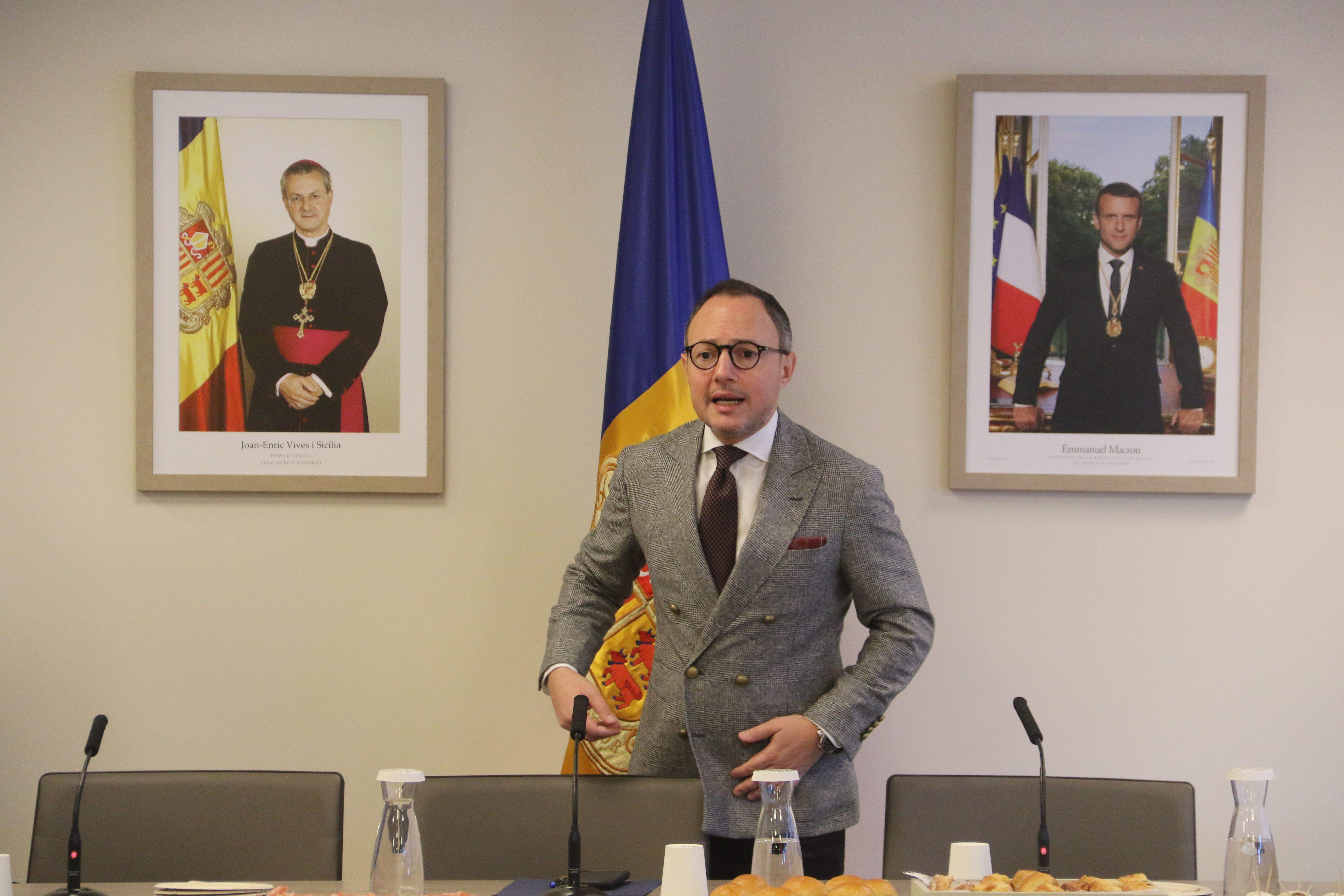 Xavier Espot just abans d'iniciar-se la trobada amb els mitjans de comunicació a la sala on normalment es reuneix el Govern.